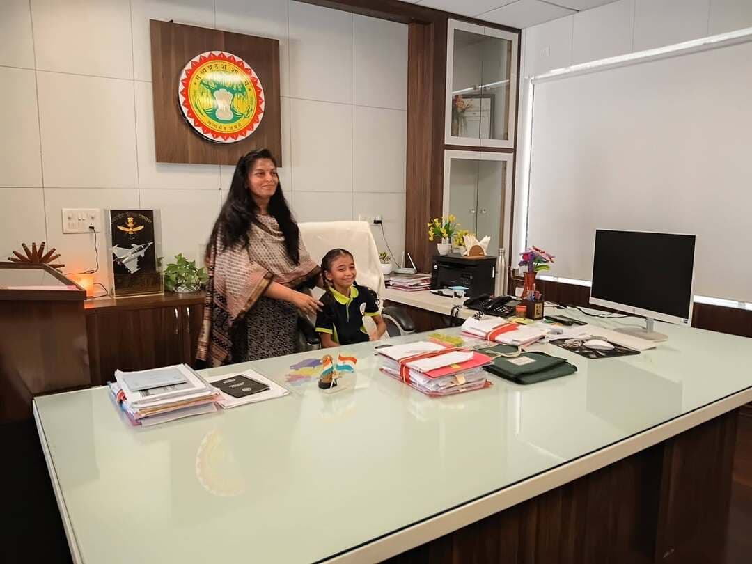 *कलेक्टर बनने का सपना लेकर कलेक्टर से मिली नन्हीं वैदेही*
*कलेक्टर श्रीमती नीतू माथुर ने अपनी कुर्सी पर बैठाकर किया प्रोत्साहित, विद्यार्थियों ने जानी प्रशासनिक कार्यप्रणाली*
आलीराजपुर । मीरा एकेडमी आलीराजपुर के छात्र-छात्राओं ने कलेक्टर श्रीमती नीतू माथुर से भेंट कर उनके शैक्षणिक जीवन एवं प्रशासनिक सेवा में आने के अनुभवों के संबंध में जानकारी प्राप्त की। संवाद के दौरान विद्यार्थियों ने विभिन्न प्रश्न पूछकर प्रशासनिक कार्यप्रणाली को समझा।
इस अवसर पर कक्षा चौथी की छात्रा कु. वैदेही राठौड़, पिता श्री पिकेंश राठौड़ ने भविष्य में कलेक्टर बनने की अपनी इच्छा व्यक्त की। बालिका की आकांक्षा को प्रोत्साहित करने के उद्देश्य से कलेक्टर श्रीमती माथुर ने उसे अपनी कुर्सी पर बैठाया तथा 10 मिनट तक कलेक्टर की भूमिका का अनुभव कराया।
इस अनूठे अनुभव से उत्साहित वैदेही ने कहा कि वह अपने लक्ष्य की प्राप्ति के लिए अभी से मेहनत करेगी। साथ ही, उसने भविष्य में कलेक्टर बनने पर श्रीमती माथुर को भी अपनी कुर्सी पर बैठाने की बात कही।
कलेक्टर श्रीमती माथुर ने विद्यार्थियों को लक्ष्य निर्धारित कर निरंतर अध्ययन, अनुशासन एवं परिश्रम के माध्यम से अपने सपनों को साकार करने के लिए प्रेरित किया। इस दौरान विद्यार्थियों ने कलेक्टर कार्यालय का भ्रमण कर विभिन्न शासकीय कार्यों एवं प्रशासनिक गतिविधियों की जानकारी प्राप्त की। कलेक्टर ने बच्चों को चॉकलेट वितरित कर उनका उत्साहवर्धन भी किया।
#JansamparkMP
#collector
#alirajpur