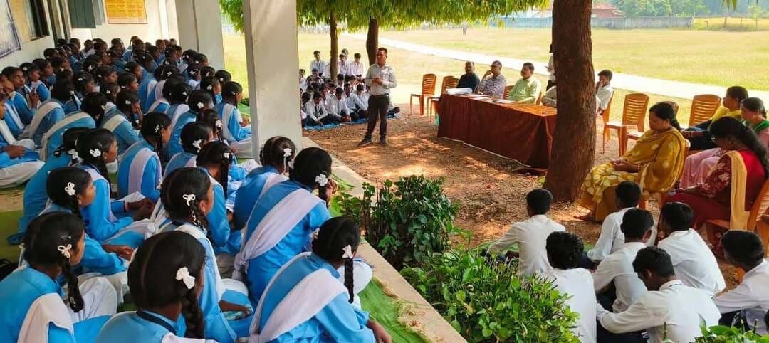 📢 बच्चों की सुरक्षा, संरक्षण और महिला सशक्तिकरण को लेकर विशेष जागरूकता शिविर! 🏫✨
आज दिनांक 13 अक्टूबर 2026 को शासकीय उच्चतर माध्यमिक विद्यालय खोलझार (विकासखंड डौंडी लोहारा, जिला बालोद) में छात्र-छात्राओं के लिए एक विशेष जागरूकता कार्यक्रम का आयोजन किया गया।
इस महत्वपूर्ण कार्यक्रम का मुख्य उद्देश्य बच्चों को उनके अधिकारों, बेहतर देखरेख, सुरक्षा व संरक्षण के साथ-साथ महिलाओं के सशक्तिकरण के प्रति जागरूक करना था।
#WomenEmpowerment #ChildProtection #MissionVatsalya #ChildLine1098 #WomenHelpline181