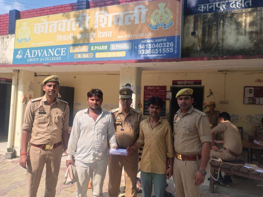 शिवली पुलिस ने भैंस की दो पड़िया चोरी करने वाले दो आरोपियों को किया गिरफ्तार
हृदयपुर जोगीडेरा से चोरी की गई थीं दोनों पड़िया, बिक्री से मिले 20 हजार रुपये बरामद; दोनों आरोपियों का आपराधिक इतिहास भी आया सामने
शिवली/कानपुर देहात। शिवली थाना क्षेत्र के हृदयपुर जोगीडेरा गांव से भैंस की दो पड़िया चोरी करने के मामले में पुलिस ने दो आरोपियों को गिरफ्तार किया है। पुलिस ने आरोपियों के कब्जे से चोरी की गई पड़ियों की बिक्री से प्राप्त 20 हजार रुपये बरामद किए हैं। पुलिस के मुताबिक, दोनों आरोपियों ने पड़ियों को 45 हजार रुपये में बेच दिया था। मामले में बरामदगी के आधार पर मुकदमे में भारतीय न्याय संहिता की धारा 317(2) की बढ़ोतरी की गई है।
पुलिस के अनुसार, हृदयपुर जोगीडेरा निवासी उर्मिला देवी पत्नी बूटी नाथ ने 11 अक्टूबर 2026 को शिवली थाने में तहरीर देकर बताया था कि उनके घर के सामने बंधी भैंस की दो पड़ियों को अज्ञात व्यक्ति खोलकर चोरी कर ले गए हैं। तहरीर के आधार पर पुलिस ने अज्ञात के खिलाफ मुकदमा दर्ज कर जांच शुरू की थी।
मामले के खुलासे के लिए पुलिस टीम जुटी हुई थी। इसी क्रम में मुखबिर की सूचना पर पुलिस ने 13 अक्टूबर को राजपुर तिराहे के पास रास्ते से दो आरोपियों को हिरासत में लिया। उनकी पहचान इरफान पुत्र रफीक मजहूम निवासी मकनपुर, थाना अरौल, कानपुर नगर, हाल निवासी मंधना क्षेत्र और शान मोहम्मद पुत्र रज्जाक निवासी नई बस्ती, मंधना, थाना बिठूर, कानपुर नगर के रूप में हुई।
45 हजार रुपये में बेची थीं पड़िया
पुलिस के मुताबिक, पूछताछ में आरोपियों ने बताया कि उन्होंने 15 और 16 सितंबर 2026 की रात हृदयपुर जोगीडेरा गांव से दोनों पड़ियों को चोरी किया था। इसके बाद टिकरा के पास एक अज्ञात व्यक्ति को 45 हजार रुपये में बेच दिया था। आरोपियों के पास से बिक्री की रकम में बचे 20 हजार रुपये बरामद हुए हैं। पुलिस के अनुसार, दोनों आरोपियों के पास से 10-10 हजार रुपये मिले हैं।
दोनों आरोपियों का आपराधिक इतिहास
पुलिस के अनुसार, आरोपी इरफान के खिलाफ शिवराजपुर, दिबियापुर और अन्य थानों में चोरी, चोरी का माल बरामद होने, हत्या के प्रयास, आर्म्स एक्ट और गैंगस्टर एक्ट समेत विभिन्न धाराओं में मुकदमे दर्ज हैं। वहीं, आरोपी शान मोहम्मद के खिलाफ सट्टी और मंगलपुर थानों में चोरी तथा अन्य आपराधिक मामलों से संबंधित मुकदमे दर्ज होने की जानकारी दी गई है।
पुलिस ने बताया कि गिरफ्तार दोनों आरोपियों को नियमानुसार न्यायालय के समक्ष पेश किया जा रहा है।
गिरफ्तार करने वाली पुलिस टीम
कार्रवाई करने वाली टीम में प्रभारी निरीक्षक अमरेन्द्र बहादुर सिंह, उपनिरीक्षक योगेन्द्र कुमार शर्मा, कांस्टेबल अरुण कुमार, बौबी सिंह और धीरेन्द्र कुमार शामिल रहे