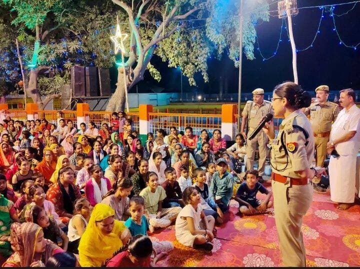 कानपुर देहात: नवरात्रि को लेकर एसपी ने सिकंदरा में की पैदल गश्त, सुरक्षा व्यवस्था का लिया जायजा
मंदिरों और दुर्गा पंडालों का किया निरीक्षण, मिशन शक्ति के तहत महिलाओं को किया जागरूक
सिकंदरा/कानपुर देहात। नवरात्रि पर्व को सकुशल संपन्न कराने और कानून-व्यवस्था बनाए रखने के लिए पुलिस अधीक्षक श्रद्धा नरेंद्र पांडेय ने सिकंदरा कस्बे में पुलिस बल के साथ पैदल गश्त की। इस दौरान उन्होंने सुरक्षा व्यवस्था का जायजा लेते हुए मंदिरों, दुर्गा पंडालों और भीड़भाड़ वाले क्षेत्रों का निरीक्षण किया।
एसपी ने ड्यूटी पर तैनात पुलिसकर्मियों को सतर्कता बरतने और श्रद्धालुओं की सुरक्षा सुनिश्चित करने के निर्देश दिए। उन्होंने बाजारों, प्रमुख मार्गों और भीड़भाड़ वाले स्थानों पर कानून-व्यवस्था की स्थिति का जायजा लिया। साथ ही यातायात व्यवस्था दुरुस्त रखने, जाम की स्थिति से बचने और वाहनों की पार्किंग निर्धारित स्थानों पर कराने के निर्देश दिए।
इस दौरान मिशन शक्ति फेज-6.0 के तहत महिलाओं और बालिकाओं को सुरक्षा, अधिकारों और आत्मसम्मान के प्रति जागरूक किया गया। उन्हें महिला हेल्पलाइन नंबर 1090 और आपातकालीन सेवा 112 की जानकारी देते हुए बताया गया कि किसी भी समस्या या परेशानी की स्थिति में वे बिना झिझक पुलिस से संपर्क कर सकती हैं।
नवरात्रि पर्व के मद्देनजर पुलिस प्रशासन सुरक्षा व्यवस्था को लेकर सतर्क है। पुलिस का उद्देश्य पर्व के दौरान श्रद्धालुओं को सुरक्षित माहौल उपलब्ध कराना और शांति एवं कानून-व्यवस्था बनाए रखना है।