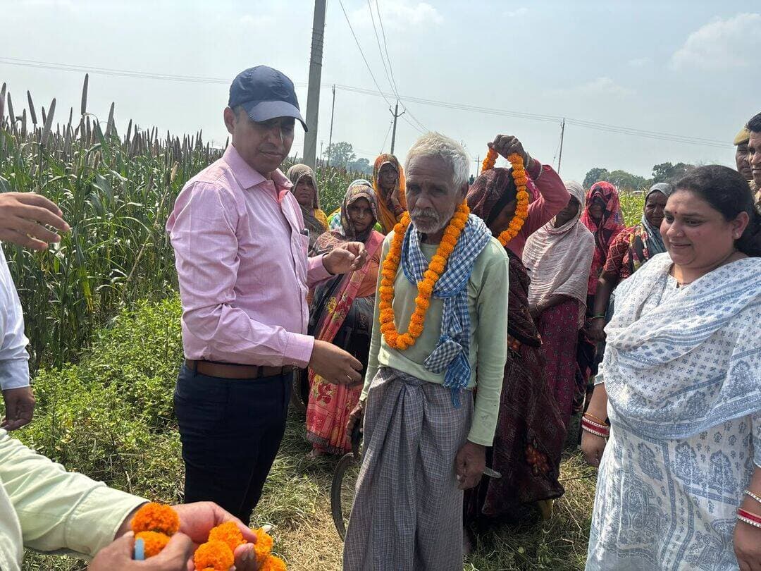 औरंगाबाद डालचंद में सीडीओ ने किया रोजगार कार्यों का निरीक्षण, मास्टर रोल के सापेक्ष कम मिले श्रमिक
30 के सापेक्ष 25 श्रमिक मिले उपस्थित, समय से मजदूरी भुगतान और शत-प्रतिशत उपस्थिति सुनिश्चित करने के निर्देश
झींझक/कानपुर देहात, 13 अक्टूबर। मुख्य विकास अधिकारी विधान जायसवाल ने मंगलवार को विशेष रोजगार सृजन दिवस के अवसर पर विकासखंड झींझक की ग्राम पंचायत औरंगाबाद डालचंद में विकसित भारत गारंटी फॉर रोजगार एंड आजीविका मिशन ग्रामीण (वीबी-जी रामजी) के तहत चल रहे कार्यों का निरीक्षण किया। इस दौरान मास्टर रोल के सापेक्ष श्रमिकों की कम उपस्थिति मिलने पर उन्होंने संबंधित अधिकारियों को आवश्यक निर्देश दिए।
निरीक्षण के समय ग्राम पंचायत में जुड़ा तालाब से अर्जुनपुरवा तक नाला खुदाई एवं सफाई का कार्य चल रहा था। इसके लिए 30 श्रमिकों का मास्टर रोल जनरेट किया गया था, जबकि मौके पर 25 श्रमिक उपस्थित मिले। इनमें 24 पुरुष और एक महिला श्रमिक शामिल थीं। कार्य की प्राक्कलन धनराशि 85 हजार रुपये है तथा इसके तहत 700 मीटर नाले की खुदाई एवं सफाई कराई जानी प्रस्तावित है।
मुख्य विकास अधिकारी ने श्रमिकों से कार्य और मजदूरी भुगतान के संबंध में जानकारी ली। उन्होंने संबंधित अधिकारियों को निर्देश दिए कि जनरेट मास्टर रोल के सापेक्ष श्रमिकों की शत-प्रतिशत उपस्थिति सुनिश्चित कराई जाए और मजदूरी का भुगतान समय से किया जाए। उन्होंने स्पष्ट किया कि इन कार्यों में किसी भी प्रकार की लापरवाही बर्दाश्त नहीं की जाएगी।
निरीक्षण के दौरान सीडीओ ने श्रमिकों का उत्साहवर्धन करते हुए उन्हें माला पहनाकर सम्मानित किया और फल वितरित किए। साथ ही उन्हें वीबी-जी रामजी योजना के संबंध में जानकारी देकर जागरूक किया।