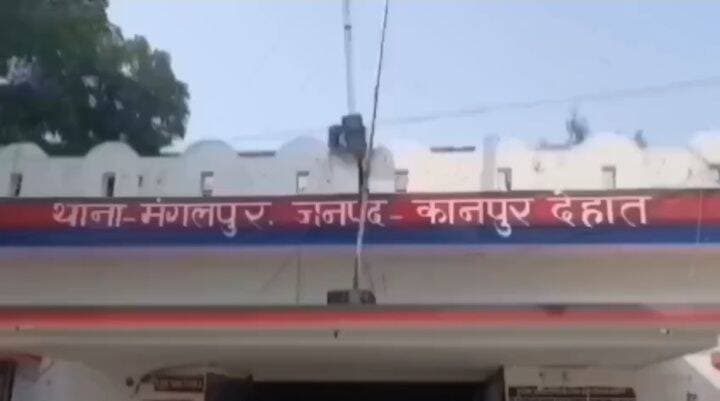 मुड़ेरा किन्नर सिंह में कार की टक्कर से घायल पांच वर्षीय बच्चे का इलाज जारी, अब मुकदमा दर्ज
मंगलपुर थाना क्षेत्र के मुड़ेरा किन्नर सिंह गांव में घर के बाहर सड़क किनारे खड़े पांच वर्षीय बच्चे को तेज रफ्तार कार ने टक्कर मार दी। हादसे में बच्चा गंभीर रूप से घायल हो गया। परिजन उसे उपचार के लिए अस्पताल ले गए, जहां से जिला अस्पताल रेफर कर दिया गया। फिलहाल बच्चे का एक निजी अस्पताल में इलाज चल रहा है। पिता की तहरीर पर पुलिस ने मुकदमा दर्ज कर मामले की छानबीन शुरू कर दी है।
मिली जानकारी के मुताबिक, मुड़ेरा किन्नर सिंह गांव निवासी अश्वनी ने पुलिस को दी तहरीर में बताया कि 17 सितंबर 2026 की सुबह वह अपने पांच वर्षीय बेटे अर्नव के साथ घर से बाहर निकल रहे थे। उनकी कार सड़क किनारे खड़ी थी। इसी दौरान सुरासी की ओर से आ रही एक कार के चालक ने उनके बेटे को जोरदार टक्कर मार दी। हादसे में अर्नव गंभीर रूप से घायल हो गया।
घटना के बाद परिजन आनन-फानन में घायल बच्चे को झींझक स्थित सामुदायिक स्वास्थ्य केंद्र ले गए। वहां प्राथमिक उपचार के बाद उसकी गंभीर हालत को देखते हुए जिला अस्पताल रेफर कर दिया गया। फिलहाल बच्चे का निजी अस्पताल में उपचार चल रहा है।
मंगलपुर थाना प्रभारी प्रवीन कुमार यादव ने मंगलवार शाम छह बजे बताया कि पिता की तहरीर के आधार पर मुकदमा दर्ज कर लिया गया है। मामले की जांच कर आवश्यक कार्रवाई की जा रही है।
