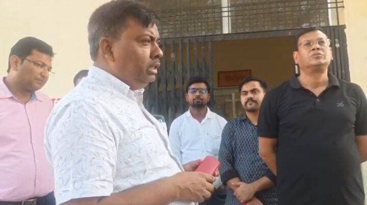 सीएचसी हवासपुर में औचक निरीक्षण, दो चिकित्सक अनुपस्थित मिले
सीएमओ डॉ. जय गोविन्द ने वेतन काटने के दिए निर्देश, गंदगी मिलने पर जताई नाराजगी
संदलपुर/कानपुर देहात। सीएचसी हवासपुर में मंगलवार को मुख्य चिकित्सा अधिकारी (सीएमओ) डॉ. जय गोविन्द ने दोपहर तीन बजे औचक निरीक्षण किया। निरीक्षण के दौरान दो चिकित्सक अनुपस्थित मिले। इस पर सीएमओ ने संबंधित चिकित्सकों को स्पष्टीकरण नोटिस जारी करते हुए एक दिन का वेतन काटने के निर्देश सीएचसी अधीक्षक को दिए। वहीं, अस्पताल परिसर में गंदगी मिलने पर उन्होंने नाराजगी जताई और साफ-सफाई व्यवस्था दुरुस्त करने के निर्देश दिए।
सीएमओ डॉ. जय गोविन्द ने सीएचसी हवासपुर पहुंचकर अस्पताल परिसर और प्रसव कक्षों का निरीक्षण किया। इस दौरान जगह-जगह गंदगी मिलने पर उन्होंने अस्पताल प्रशासन और सफाई कर्मचारियों को तत्काल सफाई कराने के निर्देश दिए। इसके बाद उन्होंने उपस्थिति रजिस्टर की जांच की। इसमें चिकित्सक गुफरान दोपहर एक बजे के बाद अस्पताल से अनुपस्थित मिले, जबकि चिकित्सक तहजीब फातिमा बिना किसी सूचना के गैरहाजिर पाई गईं।
दोनों चिकित्सकों की अनुपस्थिति पर सीएमओ ने नाराजगी जताते हुए सीएचसी अधीक्षक को एक दिन का वेतन काटने के निर्देश दिए। इसके बाद उन्होंने लैब कक्ष का निरीक्षण किया। वहां जांचों की सूची उपलब्ध नहीं होने पर उन्होंने नाराजगी व्यक्त की। साथ ही अस्पताल में उपलब्ध सभी जांचों का विवरण मुख्य गेट पर बोर्ड लगाकर अंकित कराने के निर्देश दिए, ताकि मरीजों को जांच संबंधी जानकारी आसानी से मिल सके।
सीएमओ ने दिए व्यवस्था सुधारने के निर्देश
सीएमओ डॉ. जय गोविन्द ने बताया कि निरीक्षण के दौरान दो चिकित्सक अनुपस्थित मिले हैं। उनके एक दिन का वेतन काटने के निर्देश दिए गए हैं। इसके अलावा अस्पताल में साफ-सफाई और अन्य व्यवस्थाओं को दुरुस्त रखने के लिए संबंधित अधिकारियों को आवश्यक निर्देश दिए गए हैं।
