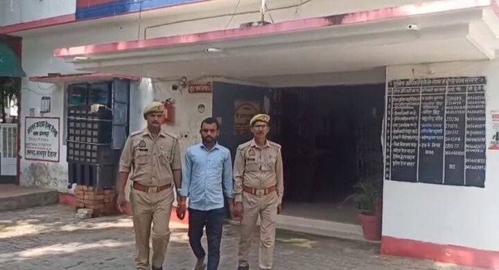 मंगलपुर पुलिस ने नाबालिग को बहला-फुसलाकर ले जाने के आरोपी को किया गिरफ्तार, गौतमबुद्ध नगर से बालिका बरामद
8 सितंबर को दर्ज हुआ था मुकदमा, नयागांव से आरोपी की गिरफ्तारी के साथ बालिका को भी किया गया बरामद
कानपुर देहात में नाबालिग बालिका को बहला-फुसलाकर ले जाने के मामले में मंगलपुर थाना पुलिस ने कार्रवाई करते हुए नामजद वांछित आरोपी को गिरफ्तार कर लिया। पुलिस ने आरोपी को गौतमबुद्ध नगर जिले के नयागांव क्षेत्र से गिरफ्तार किया, जबकि मामले से संबंधित बालिका को भी एक मकान से बरामद किया गया। बरामद बालिका को महिला कांस्टेबल की सुपुर्दगी में लेकर पुलिस आगे की विधिक कार्रवाई में जुटी है।
मंगलपुर थाना प्रभारी प्रवीन कुमार यादव ने मंगलवार शाम पांच बजे बताया कि बीती 8 सितंबर 2026 को एक महिला ने थाने में तहरीर देकर अपनी करीब 17 वर्षीय नाबालिग पुत्री को बहला-फुसलाकर ले जाने की शिकायत दर्ज कराई थी। तहरीर के आधार पर पुलिस ने फर्रुखाबाद जिले के जहानगंज थाना क्षेत्र के बंथल शाहपुर निवासी सुमित पुत्र सुरजीत के खिलाफ मुकदमा दर्ज किया था। मुकदमा दर्ज होने के बाद से ही पुलिस आरोपी की तलाश में जुटी थी।
इसी क्रम में 12 अक्टूबर को मंगलपुर पुलिस टीम ने गौतमबुद्ध नगर जिले के नयागांव स्थित हीरा स्वीट्स, फेस-2 के पास से नामजद वांछित आरोपी सुमित को गिरफ्तार कर लिया। पुलिस ने मामले से संबंधित बालिका को नयागांव स्थित एक मकान से बरामद किया। बरामदगी के बाद बालिका को महिला कांस्टेबल शशि की सुपुर्दगी में लिया गया।
पुलिस के अनुसार, बालिका का भारतीय नागरिक सुरक्षा संहिता (बीएनएसएस) की धारा 180 के तहत बयान दर्ज कराया जाएगा। इसके बाद नियमानुसार आगे की विधिक कार्रवाई की जाएगी। गिरफ्तार आरोपी को न्यायालय के समक्ष पेश किया गया है जहाँ से उसे जेल भेज दिया गया है