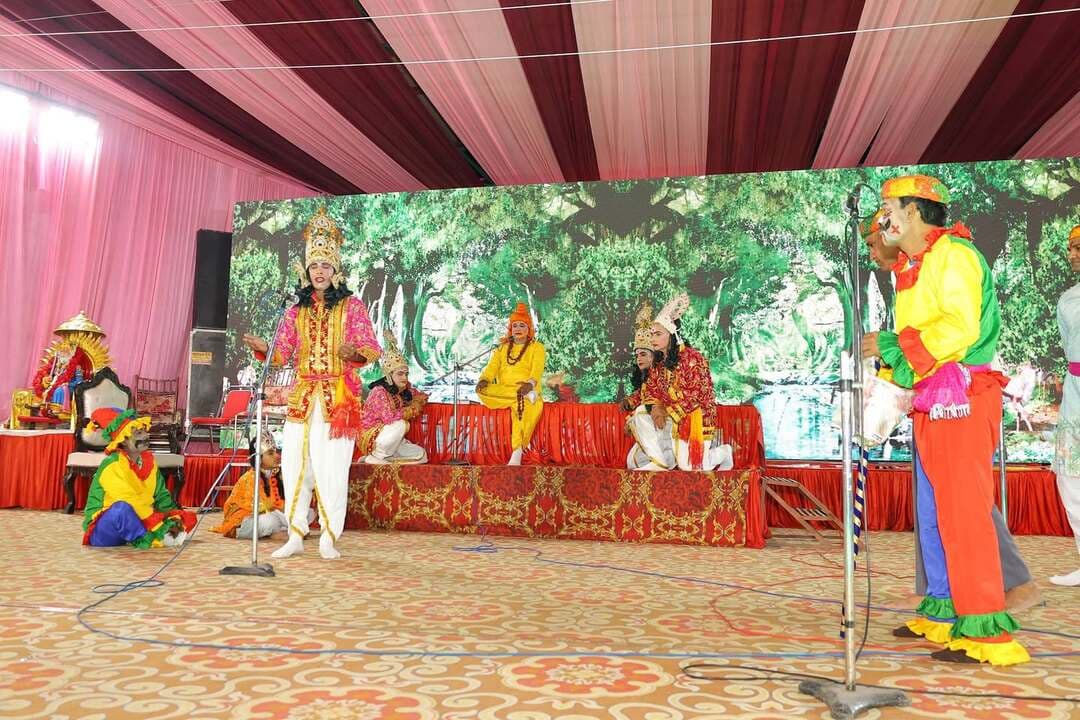 भिवानी में रामलीला महोत्सव का दूसरा दिन : श्रीराम जन्म और ताडक़ा वध का हुआ सजीव मंचन
प्राचीन संस्कृति, संस्कारों और सनातन मूल्यों को जीवित रखने का सराहनीय प्रयास है रामलीला मंचन : श्याम लाल नवेवाला
भिवानी, 13 अक्तूबर : हरियाणा की काशी भिवानी में श्री अग्रसेन रामलीला कमेटी (रजि.) की ओर से आयोजित 11 दिवसीय संपूर्ण रामलीला महोत्सव एवं सांस्कृतिक कार्यक्रम दूसरे दिन भी पूरी श्रद्धा, भव्यता और उत्साह के साथ जारी रहा। स्थानीय रेलवे रोड स्थित सेठ किरोड़ीमल पार्क में आयोजित इस महोत्सव में प्रतिदिन रात्रि 7 बजे से रामायण के विभिन्न प्रसंगों का सजीव और प्रभावशाली मंचन किया जा रहा है, जो आगामी 20 अक्तूबर तक चलेगा। महोत्सव में अंतरराष्ट्रीय स्तर के कलाकारों द्वारा रामायण के विभिन्न प्रसंगों का बहुत ही प्रभावशाली मंचन किया जा रहा है। इसके साथ ही, बाहर से आए विशेष कलाकारों द्वारा प्रस्तुत की जा रही आकर्षक कोल्ड आतिशबाजी दर्शकों के लिए मुख्य आकर्षण का केंद्र बनी हुई है, जो इस धार्मिक आयोजन की भव्यता में चार चांद लगा रही है।
श्री अग्रसेन रामलीला कमेटी (रजि.) भिवानी के प्रधान विजय बंसल टैणी व प्रवक्ता अभिषेक बंसल ने जानकारी दी कि रामलीला मंचन के दूसरे दिन कार्यक्रम के मुख्य अतिथि बुजुर्ग समाजसेवी श्याम लाल नवेवाला रहे। उन्होंने दीप प्रज्वलित कर और भगवान श्रीराम के चरणों में नमन कर कार्यक्रम का शुभारंभ किया। आयोजकों ने मुख्य अतिथि का स्वागत करते हुए समाजहित में उनके योगदान की सराहना की। महोत्सव के दूसरे दिन के मुख्य आकर्षण के रूप में श्रीराम जन्म और ताडक़ा वध के प्रसंगों का अत्यंत सजीव मंचन किया गया। कलाकारों ने अपने सशक्त अभिनय, शानदार संवाद अदायगी और भावपूर्ण प्रस्तुति से उपस्थित दर्शकों को पौराणिक काल की घटनाओं से सीधा जोड़ दिया। मंच पर प्रस्तुत इन धार्मिक प्रसंगों ने जहां श्रद्धालुओं को एक गहरी आध्यात्मिक अनुभूति करवाई, वहीं सांस्कृतिक कार्यक्रमों ने पूरे वातावरण को और अधिक पावन व आनंदमय बना दिया।
इस मौके पर मुख्य अतिथि बुजुर्ग समाजसेवी श्याम लाल नवेवाला ने कहा कि रामलीला मंचन हमारी प्राचीन संस्कृति, संस्कारों और सनातन मूल्यों को जीवित रखने का एक अत्यंत सराहनीय प्रयास है। रामलीला केवल एक मंचन नहीं है, बल्कि यह हमें भगवान श्रीराम के आदर्शों, मर्यादा, और उनके जीवन-मूल्यों से जोडऩे का एक आध्यात्मिक माध्यम है। आज के इस दौर में नई पीढ़ी को अपने गौरवशाली इतिहास और संस्कारों से परिचित कराने के लिए ऐसे धार्मिक और सांस्कृतिक आयोजनों का होना बेहद आवश्यक है। वही श्री अग्रसेन रामलीला कमेटी (रजि.) भिवानी के प्रधान विजय बंसल टैणी ने कहा कि कमेटी का मुख्य उद्देश्य शहरवासियों को उच्च कोटि का धार्मिक और सांस्कृतिक मंच प्रदान करना है। रामलीला के दूसरे दिन श्रीराम जन्म और ताडक़ा वध जैसे प्रेरणादायक प्रसंगों ने दर्शकों को मंत्रमुग्ध कर दिया है।
इस मौके पर कमेटी के महासचिव अधिवक्ता अजय सर्राफ, सह संयोजक प्रवीण गर्ग, उप प्रधान पवन भरतिया व सुरेश डब्बेवाला, कोषाध्यक्ष मामनचंद अग्रवाल तथा सदस्य पवन बुवानीवाला, मुरालीलाल तौला, विनोद गोयल, प्रमोद मिंडूका, उमाकान्त भोली एवं विनोद जैन सहित अनेक गणमान्य लोग मौजूद रहे।