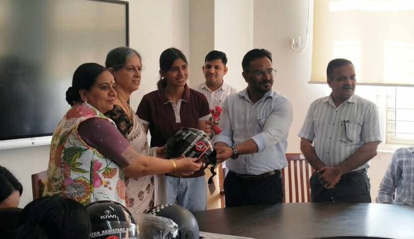 कोई भी वाहन चलाते समय यातायात के नियमों का पालन करें: महेश कुमार
- सेवा संकल्प अभियान के तहत आरटीए कार्यालय द्वारा सीबीएलयू में आयोजित किया गया सडक़ सुरक्षा जागरूकता कार्यक्रम
- एसडीएम एवं आरटीए सचिव महेश कुमार ने विद्यार्थियों को हेलमेट वितरित कर सडक़ सुरक्षा के प्रति किया जागरूक
भिवानी, 13 अक्टूबर। सेवा संकल्प अभियान के तहत चौधरी बंसीलाल विश्वविद्यालय (सीबीएलयू) में सडक़ सुरक्षा जागरूकता कार्यक्रम का आयोजन किया गया। कार्यक्रम में एसडीएम एवं आरटीए सचिव महेश कुमार ने मुख्य अतिथि के रूप में शिरकत की। विश्वविद्यालय की कुलगुरु प्रो. दीप्ति धर्माणी ने कार्यक्रम की अध्यक्षता की। इस दौरान एसडीएम महेश कुमार ने विद्यार्थियों को यातायात नियमों की जानकारी दी। उन्होंने विद्यार्थियों को हेलमेट वितरित कर यातायात नियमों की पालना करने का आह्वïान किया।
आरटीए सचिव महेश कुमार ने कहा कि यातायात नियमों का पालन करना केवल स्वयं की जान को ही सुरक्षित नही रखता, बल्कि दूसरों की भी जान बचती है। प्रत्येक व्यक्ति को सडक़ पर चलते समय अपनी सुरक्षा के साथ अन्य वाहन चालकों और राहगीरों की सुरक्षा का भी ध्यान रखना चाहिए। आरटीए सचिव महेश कुमार ने विद्यार्थियों से आह्वान किया कि वे दोपहिया, तिपहिया या चारपहिया वाहन चलाते समय सभी यातायात नियमों का गंभीरता से पालन करें। दोपहिया वाहन चलाते समय हेलमेट और कार या जीप चलाते समय सीट बेल्ट का प्रयोग अवश्य करें।
उन्होंने कहा कि हेलमेट केवल पुलिस के चालान से बचने का साधन नहीं है, बल्कि दुर्घटना के समय सिर में लगने वाली गंभीर चोट से बचाव कर जीवन की रक्षा करने में महत्वपूर्ण भूमिका निभाता है। इसी प्रकार चारपहिया वाहन चलाते समय सीट बेल्ट का उपयोग अवश्य करना चाहिए। तेज रफ्तार और लापरवाही सडक़ दुर्घटनाओं के प्रमुख कारणों में शामिल हैं। थोड़ी-सी जल्दबाजी या असावधानी किसी व्यक्ति और उसके परिवार के लिए गंभीर संकट का कारण बन सकती है।
वाहन चलाते समय मोबाइल फोन का इस्तेमाल ना करें। विद्यार्थियों को यातायात संकेतों, सडक़ पर बने चिह्नों और निर्धारित नियमों की जानकारी रखनी चाहिए ताकि वे स्वयं भी सुरक्षित रहें और दूसरों को भी सुरक्षित रख सकें।
कार्यक्रम की अध्यक्षता करते हुए विश्वविद्यालय की कुलपति प्रोफेसर दीप्ति धर्माणी ने भी विद्यार्थियों को सडक़ सुरक्षा के प्रति जागरूक किया। उन्होंने कहा कि विद्यार्थियों को अपनी दैनिक दिनचर्या में यातायात नियमों को अपनाना चाहिए और सुरक्षित यातायात व्यवहार को अपनी आदत बनाना चाहिए। उन्होंने युवाओं से अपील करते हुए कहा कि वे वाहन चलाते समय धैर्य बनाए रखें। किसी भी परिस्थिति में अपनी तथा दूसरों की जान को जोखिम में न डालें। उन्होंने कहा कि सडक़ सुरक्षा के प्रति जागरूक समाज का निर्माण करने में शिक्षण संस्थानों और विद्यार्थियों की महत्वपूर्ण भूमिका है। इस दौरान विश्वविद्यालय के अनेक स्टाफ सदस्य मौजूद रहे।