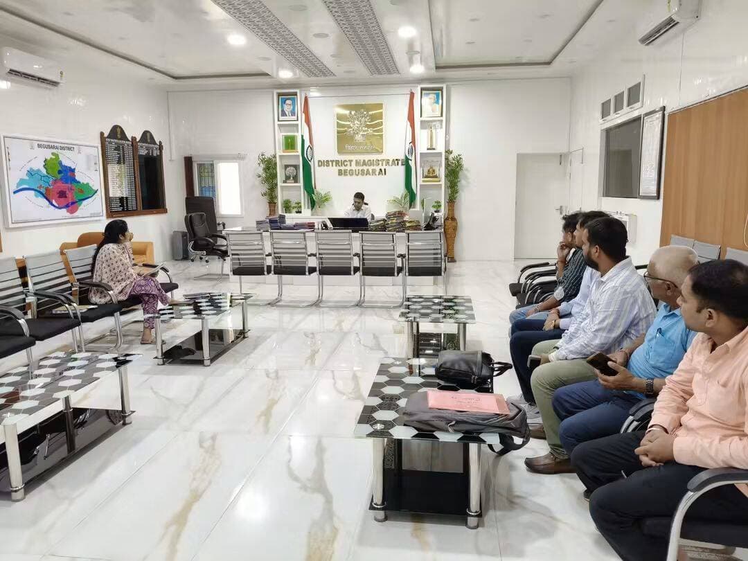 बेगूसराय जिले में मुख्यमंत्री ग्रामीण सोलर लाइट किन किन जगहों पर सही तरीके से जल रहे हैं। और कहां कहा समस्याएं आ रही है। जिलाधिकारी रिची पांडे ने लाइट मेंटिनेंस करने का सख्त आदेश लाइट कम्पनियों को दिए हैं। लाइट बंद रहने पर जुर्माना किया जाएगा। राशि प्रतिदिन के हिसाब से काटे जाएंगे।