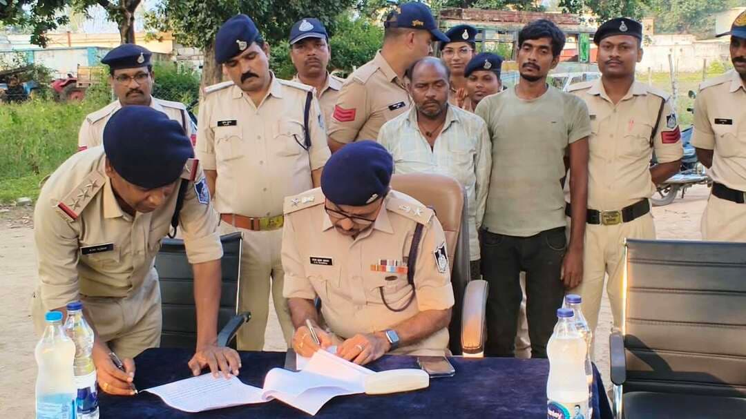 शहडोल जिले में नशे के अवैध कारोबार के विरुद्ध कार्रवाई करते हुए जयसिंहनगर पुलिस ने एक ट्रक से 735 किलो 440 ग्राम गांजा जब्त किया। जब्त मशरूके की कुल कीमत लगभग ₹1 करोड़ 13 लाख 55 हजार बताई गई है।
साथ ही पुलिस अधीक्षक श्री संजय कुमार अग्रवाल ने निरीक्षण भी किया।
#शहडोल #shahdol Home Department of Madhya Pradesh Jansampark Madhya Pradesh