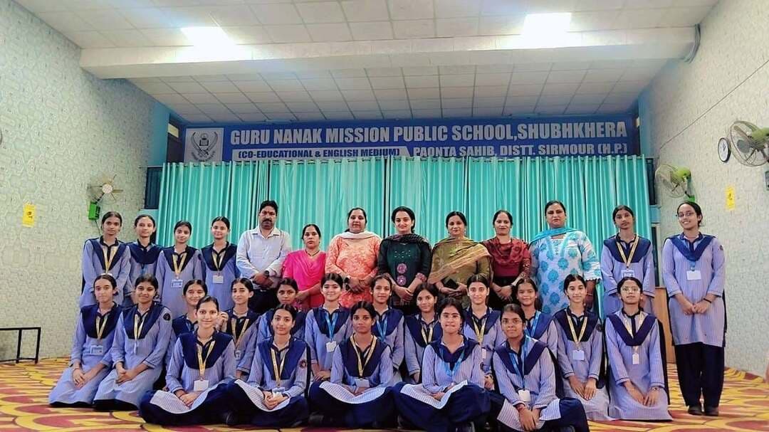 बद्रीपुर पंचायत के तहत GNMP स्कूल में 23 छात्राओं को लगाया गया HPV वैक्सीन
AAM तरुवाला की स्वास्थ्य टीम ने सर्वाइकल कैंसर से बचाव के प्रति किया जागरूक, अन्य छात्राओं को भी टीकाकरण के लिए किया प्रेरित।
न्यूज़ देशआदेश
शुभखेड़ा, 13 अक्टूबर 2026। AAM तरुवाला के अंतर्गत आज GNM पब्लिक स्कूल, शुभखेड़ा में HPV टीकाकरण अभियान आयोजित किया गया। जिसमें ग्राम पंचायत बद्रीपुर की प्रधान प्रीतिका सैनी भी मौजुद रही। इस दौरान
कुल 23 पात्र छात्राओं को HPV वैक्सीन लगाई गई। अभियान का मुख्य उद्देश्य छात्राओं को सर्वाइकल कैंसर से बचाव के प्रति जागरूक करना तथा HPV टीकाकरण के महत्व की जानकारी देना रहा।
इस अवसर पर स्वास्थ्य टीम ने छात्राओं को HPV वैक्सीन के महत्व, सर्वाइकल कैंसर से बचाव तथा किशोरियों के स्वास्थ्य की सुरक्षा के बारे में जानकारी दी। साथ ही अन्य छात्राओं को भी टीकाकरण के प्रति जागरूक एवं प्रेरित किया गया, ताकि वे सही जानकारी प्राप्त कर अपने अभिभावकों के साथ चर्चा करें और पात्रता एवं चिकित्सकीय सलाह के अनुसार टीकाकरण का लाभ उठा सकें।
इस अभियान में PHC कुंडियो M O Dr. रहिला अहमद , CHO सोनिया (तरुवाला), ANM मीना कुमारी, सुपरवाइजर चंदर, MHW शशि वर्मा, प्रधान/आशा कार्यकर्ता प्रीतिका सैनी तथा आशा फैसिलिटेटर सत्यवती ने महत्वपूर्ण भूमिका निभाई।
स्वास्थ्य टीम ने संदेश दिया कि “बेटियों का स्वस्थ भविष्य हमारी प्राथमिकता है। HPV टीकाकरण के प्रति जागरूकता बढ़ाकर हम सर्वाइकल कैंसर की रोकथाम की दिशा में महत्वपूर्ण कदम उठा सकते हैं।”
इस पहल के माध्यम से छात्राओं, अभिभावकों एवं समुदाय को HPV टीकाकरण के प्रति जागरूक करने तथा अधिक से अधिक पात्र किशोरियों को स्वास्थ्य सेवाओं से जोड़ने का प्रयास किया गया।