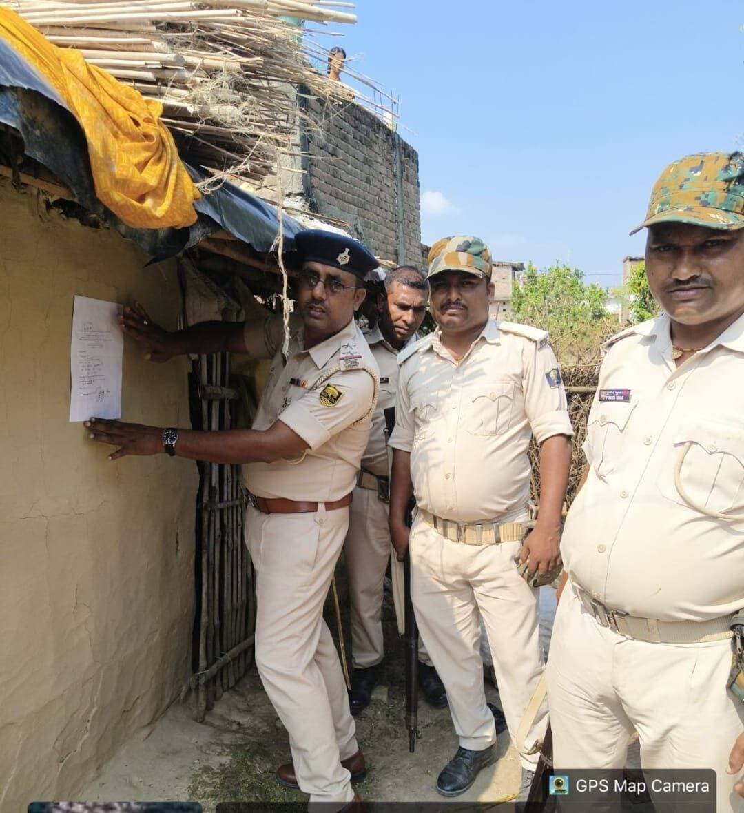 गोपालपुर थाना अंतर्गत इस्तेहार चस्पा...
आज दिनांक 13.10.26 को गोपालपुर थाना क्षेत्र अंतर्गत GR no.-2266 /08 के वांछित अभियुक्त राजेश तांती, पे०- दीप नारायण तांती, सा०-पोखरीया, थाना-गोपालपुर, जिला- भागलपुर के घर पर विधिवत इश्तेहार चस्पा किया गया।
