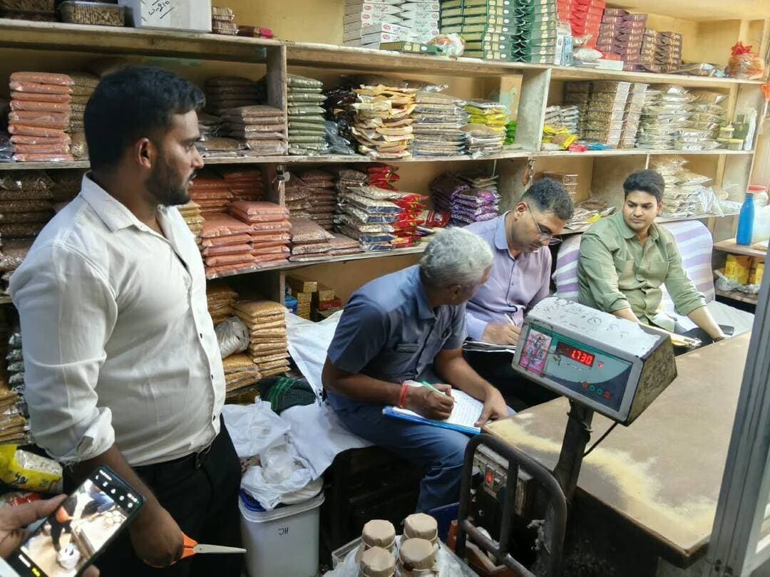 *मुख्यमंत्री उडन दस्ता फरीदाबाद द्वारा बल्लबगढ़ क्षेत्र में 2 स्थानों पर भरवाये गए कुट्टु आटे के सैम्पल*
Aonenews अरविन्द बक्शी
आज दिनांक 13.10.2026 को मुख्यमंत्री उड़न दस्ता, फरीदाबाद को गुप्त सूचना प्राप्त हुई कि जिला फरीदाबाद के बल्लभगढ़ क्षेत्र में नवरात्रों के दौरान कुट्टू के आटे की बिक्री में साफ-सफाई एवं खाद्य सुरक्षा संबंधी नियमों की अनदेखी की जा रही है।
उक्त सूचना के आधार पर मुख्यमंत्री उड़न दस्ता, फरीदाबाद की टीम द्वारा श्री इंद्रपाल, FSO, फरीदाबाद के साथ संयुक्त रूप से तिगांव रोड, बल्लभगढ़ स्थित बजरंग मसाले के नाम से दुकान का औचक निरीक्षण किया गया। निरीक्षण के दौरान दुकान पर लगभग 500 किलोग्राम कुट्टू का आटा रखा हुआ पाया गया। मौके पर दुकान मालिक की हाजिरी में कुट्टू के आटे का एक खाद्य नमूना नियमानुसार लिया गया, जिसे परीक्षण हेतु प्रयोगशाला में भेजा जाएगा। नमूने की जांच रिपोर्ट प्राप्त होने के उपरांत नियमानुसार आगामी कार्रवाई अमल में लाई जाएगी।
उसके उपरांत संयुक्त टीम द्वारा मेन मार्केट,बल्लभगढ़, घंटाघर चौक के पास स्थित पूर्णलाल मूलचंद जैन पंसारी नामक दुकान का भी औचक निरीक्षण किया गया। निरीक्षण के दौरान दुकान पर लगभग 300 किलोग्राम कुट्टू का आटा रखा हुआ पाया गया। दुकान मालिक की हाजिरी में कुट्टू के आटे का एक खाद्य नमूना नियमानुसार लिया गया, जिसे परीक्षण हेतु प्रयोगशाला में भेजा जाएगा।
दोनों स्थानों से लिए गए खाद्य नमूनों की परीक्षण रिपोर्ट प्राप्त होने के उपरांत खाद्य सुरक्षा एवं मानक अधिनियम/नियमों के तहत नियमानुसार आगामी कार्रवाई की जाएगी।