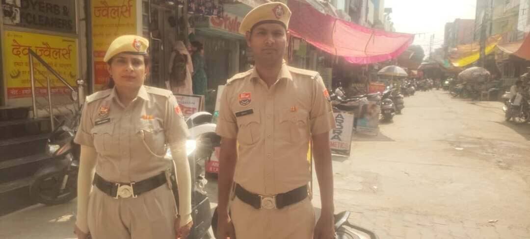 त्योहारी सीजन को देखते हुए पुलिस अधीक्षक पलवल के कुशल निर्देशन में पलवल पुलिस ने बाजारों में बढ़ाई पैदल गश्त और सुरक्षा व्यवस्था।*
Aonenews अरविन्द बक्शी
*पलवल पुलिस त्योहारी पर्वों को सुरक्षित, सौहार्दपूर्ण एवं शांतिपूर्ण ढंग से संपन्न कराने हेतु पूर्णतः प्रतिबद्ध है-दीप्ति गर्ग,एसपी पलवल।*
पुलिस प्रवक्ता कार्यालय से प्राप्त जानकारी के अनुसार आगामी त्योहारी सीजन के मद्देनजर आमजन और व्यापारियों की सुरक्षा सुनिश्चित करने तथा कानून व्यवस्था बनाए रखने के उद्देश्य से पुलिस अधीक्षक पलवल दीप्ति गर्ग, आईपीएस के कुशल दिशा-निर्देशानुसार जिला पुलिस द्वारा विशेष सुरक्षा एवं चौकसी अभियान आरंभ किया गया है।
त्योहारों के चलते बाजारों में खरीदारी के लिए उमड़ने वाली भीड़ को ध्यान में रखते हुए शहर के मुख्य बाजारों, विशेषकर सिटी मार्केट, कैंप मार्केट और आसपास के भीड़भाड़ वाले व्यावसायिक क्षेत्रों में पुलिस की मौजूदगी बढ़ा दी गई है। पुलिस अधीक्षक ने सभी थाना प्रभारियों को निर्देश दिए हैं कि वे शाम के समय स्वयं बाजार क्षेत्रों में गश्त करें और सुरक्षा व्यवस्था की कमान संभालें।
बाजारों में असामाजिक तत्वों, जेबकतरों और मनचलों पर कड़ी नजर रखने के लिए पुलिस राइडर्स को ब्रीफिंग उपरांत निरंतर गश्त पर तैनात किया गया है। इसके साथ ही महिला सुरक्षा को सर्वोच्च प्राथमिकता देते हुए महिला पुलिस थाना के स्टाफ की विशेष टीमें सिटी मार्केट और कैंप मार्केट में पैदल गश्त कर रही हैं, ताकि खरीदारी करने आने वाली महिलाओं को पूरी तरह सुरक्षित और सहज माहौल मिल सके।
पुलिस अधीक्षक दीप्ति गर्ग ने स्पष्ट किया है कि शाम के पीक आवर्स के दौरान किसी भी प्रकार की लापरवाही बर्दाश्त नहीं की जाएगी। बाजार एसोसिएशनों और आम नागरिकों से भी अपील की गई है कि वे किसी भी संदिग्ध व्यक्ति या लावारिस वस्तु की सूचना तुरंत पुलिस को दें। त्योहारी सीजन के दौरान शांति और सुरक्षा व्यवस्था बनाए रखने के लिए पलवल पुलिस पूरी तरह मुस्तैद और कटिबद्ध है।