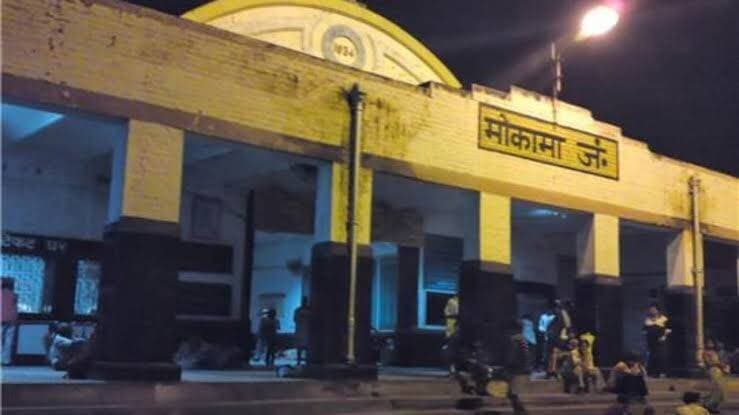 रेल यात्री कटिहार निवासी मनोज कुमार यादव अपने परिवार के साथ कटिहार जाने के लिए मोकामा रेलवे स्टेशन के वेटिंग हॉल में ट्रेन का इंतजार कर रहे थे। नींद आ गई और जगे तो उनका मोबाइल नहीं था।RPF के सीसीटीवी में चेक करने पर एक युवक चोरी करता नजर आया।खोजबीन में युवक दूसरे वेटिंग हॉल में सोया पाया गया।तलाशी में मोबाइल बरामद हो गया।
<nis:link nis:type=tag nis:id=mokama nis:value=Mokama nis:enabled=true nis:link/>