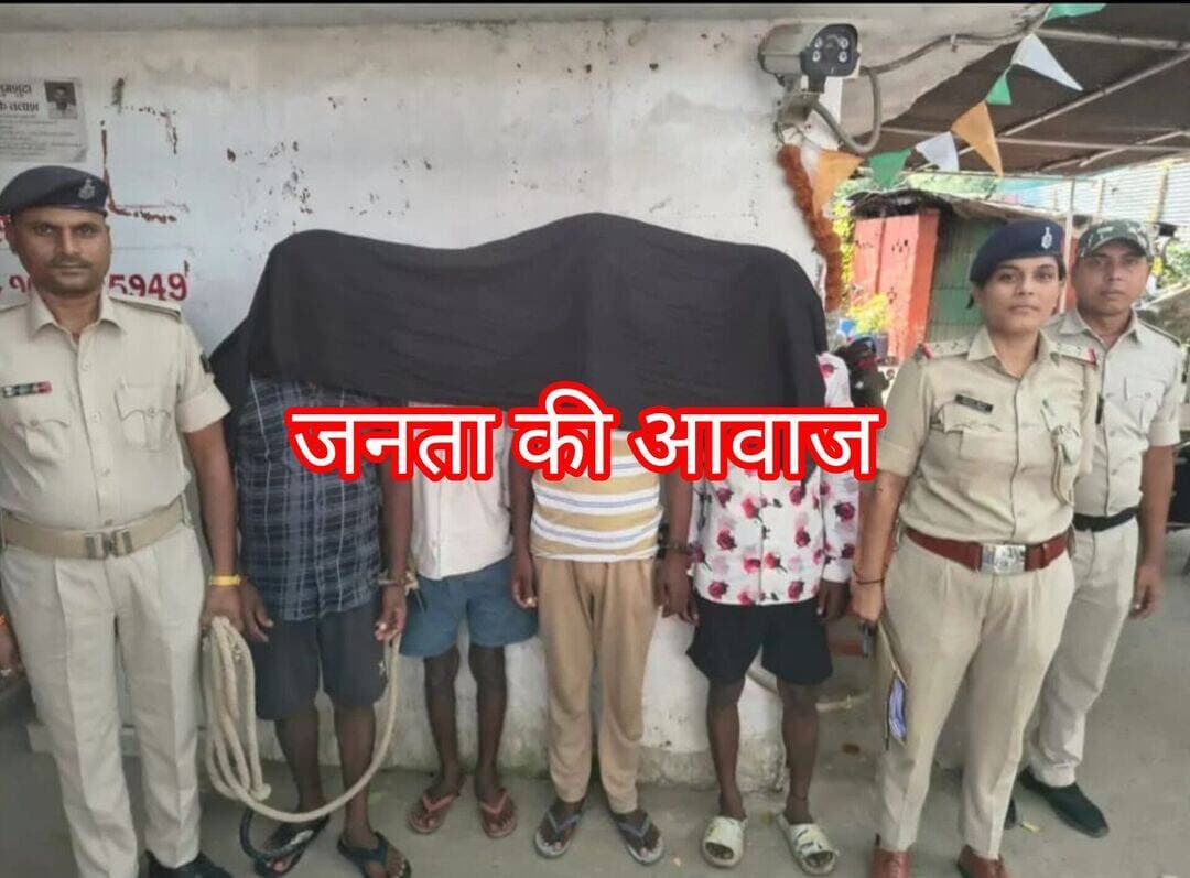 मारांची थाना पुलिस की कार्रवाई: शराब पीकर हंगामा करने वाले चार व्यक्ति गिरफ्तार
मारांची: मारांची थाना क्षेत्र के अंतर्गत कानून व्यवस्था को ताक पर रखकर शराब के नशे में हुड़दंग मचाने वाले चार लोगों के खिलाफ पुलिस ने त्वरित कार्रवाई की है। मारांची थाना अध्यक्ष रौशन कुमार ने इस मामले की जानकारी देते हुए बताया कि पुलिस ने बीती रात गश्त और सूचना के आधार पर कार्रवाई करते हुए चार व्यक्तियों को शराब पीकर हंगामा करने के आरोप में गिरफ्तार किया है।
गिरफ्तार आरोपियों का विवरण
पुलिस द्वारा पकड़े गए सभी आरोपी मारांची थाना क्षेत्र के ही रहने वाले बताए जा रहे हैं। गिरफ्तार किए गए चारों व्यक्तियों के नाम निम्नलिखित हैं:
जितेंद्र तांती
महेंद्र तांती
महेश तांती
करण कुमार
कानूनी प्रक्रिया और न्यायालय में उपस्थापन
थानाध्यक्ष रौशन कुमार ने आगे बताया कि इन सभी आरोपियों के विरुद्ध स्थानीय थाने में सुसंगत धाराओं के तहत प्राथमिकी (FIR) दर्ज कर ली गई है। इसके पश्चात, आवश्यक कानूनी प्रक्रिया और कागजी कार्रवाई पूरी करते हुए सभी आरोपियों को माननीय न्यायालय के समक्ष उपस्थापन (पेश) के लिए भेज दिया गया है।
पुलिस का सख्त संदेश
मारांची थाना पुलिस ने स्पष्ट किया है कि क्षेत्र में शांति व्यवस्था और कानून का राज बनाए रखना उनकी सर्वोच्च प्राथमिकता है। समाज की शांति भंग करने वाले और शराबबंदी कानून का उल्लंघन करने वाले असामाजिक तत्वों के विरुद्ध पुलिस का यह अभियान आगे भी लगातार जारी रहेगा। इस प्रकार की सख्त कार्रवाइयों से क्षेत्र में हुड़दंग मचाने वालों के बीच हड़कंप मच गया है। पुलिस ने आम नागरिकों से भी अपील की है कि यदि कहीं भी इस तरह की अवैध गतिविधियां या हंगामा होता है, तो इसकी सूचना तुरंत स्थानीय पुलिस को दें, ताकि समय रहते उचित कदम उठाए जा सकें।