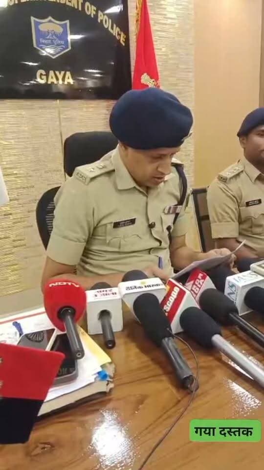 गया में डकैती करने वाले गिरोह का भंडाफोड़, चार अपराधी गिरफ्तार; 28 हजार नकद, सोना-चांदी और तीन बाइक बरामद
एसएसपी सुशील कुमार ने प्रेस वार्ता में किया खुलासा, हथियार के बल पर घर में घुसकर लूटे थे गहने और नकदी; लूट के जेवर गलाकर बेचता था गिरफ्तार दुकानदार, अन्य अपराधियों की तलाश जारी
गयाजी। गया पुलिस ने मुफस्सिल थाना क्षेत्र में घर में घुसकर हथियार के बल पर डकैती की घटना को अंजाम देने वाले गिरोह का खुलासा किया है। मामले में पुलिस ने चार आरोपितों को गिरफ्तार किया है। इनके पास से 28,390 रुपये नकद, 34.7 ग्राम सोना, 571 ग्राम चांदी, तीन मोटरसाइकिल, एक मोबाइल फोन और लूट से संबंधित अन्य सामान बरामद किए गए हैं। मंगलवार को एसएसपी सुशील कुमार ने प्रेस वार्ता कर इस कार्रवाई की खुलासा की। गिरफ्तार आरोपित जिले के अलग-अलग इलाकों में घरों में घुसकर लूट और डकैती की घटनाओं को अंजाम देते थे। वारदात के दौरान मोटरसाइकिल और टेंपो का इस्तेमाल किया जाता था। लूटे गए सोने-चांदी के आभूषणों को आपस में बांटने के बाद कुछ गहनों को गलाकर बेचा जाता था, ताकि पुलिस को उन तक पहुंचने में परेशानी हो।
रात में परिवार को बनाया निशाना, हथियार दिखाकर लूटे गहने
एसएसपी सुशील कुमार ने बताया कि रात में मुफस्सिल थाना क्षेत्र में एक परिवार खाना खाने के बाद सो गया था। इसी दौरान अपराधी अवैध हथियार लेकर घर में घुस गए। परिवार के लोगों की नींद खुली तो अपराधियों ने हथियार का भय दिखाकर गृहस्वामी की पत्नी के सोने के जेवरात और घर में रखे बैग से करीब 20 हजार रुपये नकद लूट लिए। इसके बाद सभी अपराधी मौके से फरार हो गए।
घटना की गंभीरता को देखते हुए मुफस्सिल थाना में कांड संख्या 1085/26 दर्ज कर अनुसंधान शुरू किया गया। पुलिस ने अपराधियों की पहचान, गिरफ्तारी और लूटे गए सामान की बरामदगी के लिए विशेष टीम का गठन किया।
एसएसपी के निर्देश पर बनी विशेष टीम, तकनीकी जांच से मिला सुराग
एसएसपी सुशील कुमार के निर्देश पर नगर पुलिस अधीक्षक के मार्गदर्शन और वजीरगंज के अनुमंडल पुलिस पदाधिकारी के नेतृत्व में विशेष टीम गठित की गई। इसमें मुफस्सिल थानाध्यक्ष, थाना के अन्य पुलिस पदाधिकारी और तकनीकी शाखा के कर्मियों को शामिल किया गया। टीम ने तकनीकी अनुसंधान, सूचना संकलन और अन्य साक्ष्यों के आधार पर अपराधियों की तलाश शुरू की।इसी क्रम में पुलिस को सूचना मिली कि डकैती की घटना में शामिल एक संदिग्ध गेरे पुल स्थित मेहता पेट्रोल पंप के पास आया हुआ है। पुलिस टीम ने वहां छापेमारी की तो संदिग्ध पुलिस बल को देखकर भागने लगा। सशस्त्र बल की मदद से उसे पकड़ लिया गया। उसकी पहचान विकास कुमार उर्फ बुट्टा, पिता विनोद साव, निवासी मानपुर ब्लॉक, थाना मुफस्सिल, जिला गया के रूप में हुई। तलाशी के दौरान उसके पास से 22 हजार रुपये नकद बरामद किए गए।
दो बाइक बरामद, मोहम्मद शहनशाह भी गिरफ्तार
पुलिस ने विकास कुमार उर्फ बुट्टा से पूछताछ की और उसकी निशानदेही पर घटना में इस्तेमाल की गई दो मोटरसाइकिल बरामद कीं। इसके बाद उसके एक अन्य साथी मोहम्मद शहंशाह, पिता मोहम्मद आमिन, निवासी मानपुर ब्लॉक, थाना मुफस्सिल को गिरफ्तार किया गया। पूछताछ के दौरान आरोपितों ने कथित तौर पर बताया कि डकैती में लूटे गए सामान को एक अन्य सहयोगी के घर में छिपाकर रखा गया था।
पुलिस ने बताए गए ठिकाने पर छापेमारी कर घर की तलाशी ली। इस दौरान सोने के झुमके, बाली, नथिया, हनुमान लॉकेट, अंगूठी, मंगलसूत्र, चांदी के पायल, कृत्रिम आभूषण, बैग की चेन, पेटीएम साउंड बॉक्स, वाहन की नंबर प्लेट, नकदी और अन्य सामान बरामद किए गए।
सोना-चांदी गलाकर बेचने वाले दुकानदार की गिरफ्तारी
जांच के दौरान पुलिस को पता चला कि लूटे गए सोने-चांदी के कुछ आभूषणों को गलाकर बेचा जा रहा था। इसके बाद आरोपितों की निशानदेही पर सोने के दुकानदार शुभम कुमार वर्मा, पिता विरेंद्र प्रसाद वर्मा, निवासी जनकपुर वार्ड नंबर 50, थाना मुफस्सिल, जिला गया को गिरफ्तार किया गया। उसके पास से करीब 20 ग्राम गलाया हुआ सोना और 400 ग्राम गलाया हुआ चांदी बरामद किया गया। पुलिस ने इस मामले में सुनील मांझी उर्फ गोंगा, पिता बहन मांझी, निवासी गेरे घनकुट्टी, थाना मुफस्सिल को भी गिरफ्तार किया। इस तरह डकैती कांड में अब तक कुल चार आरोपित पुलिस की गिरफ्त में आए हैं।
28,390 रुपये नकद और तीन मोटरसाइकिल जब्त
एसएसपी सुशील कुमार ने बताया की करवाई के दौरान कुल 28,390 रुपये नकद, तीन मोटरसाइकिल, 34.7 ग्राम सोना, 571 ग्राम चांदी, एक मोबाइल फोन और कई अन्य सामान बरामद किए गए हैं। बरामद मोटरसाइकिलों में दो का इस्तेमाल कथित तौर पर वारदात में किया गया था, जबकि तीसरी बाइक लूट की रकम से खरीदे जाने की बात सामने आई है। पुलिस बरामद सामान का मिलान कर रही है।
गिरफ्तार आरोपितों का आपराधिक इतिहास, अन्य की तलाश जारी
एसएसपी सुशील कुमार ने बताया की गिरफ्तार आरोपितों से पूछताछ में गया जिले के विभिन्न स्थानों पर लूट और डकैती की घटनाओं में उनकी कथित संलिप्तता की जानकारी मिली है। आरोपितों ने कुछ वारदातों में नकदी और आभूषण मिलने की बात भी बताई है। पुलिस इनके पुराने आपराधिक रिकॉर्ड की जांच कर रही है। मुफस्सिल और सिविल लाइंस थाना समेत अन्य थानों में दर्ज मामलों के संबंध में भी जानकारी जुटाई जा रही है।
#गयाजी
#गया_हो
#gayapolicenews
#GayaPolice
#बिहार
#gaya
#JitanRamManjhi
#patna