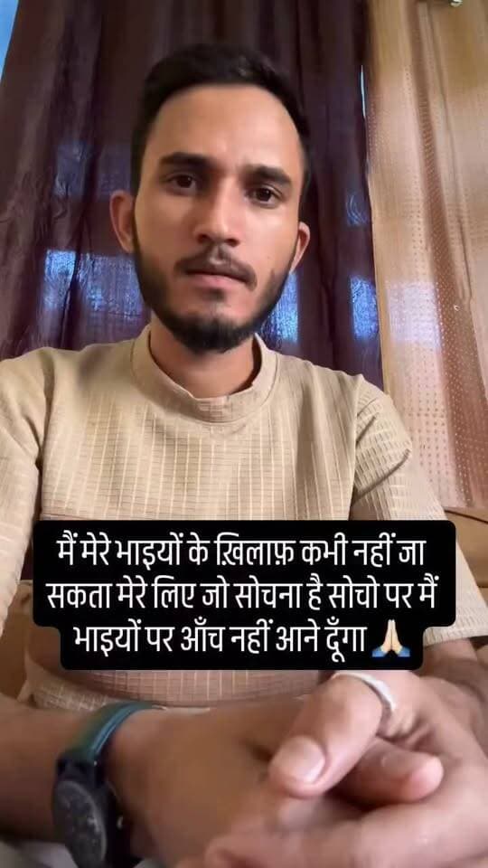 कुल्लू: मंजू शर्मा के पति सतीश शर्मा का फिर आया वीडियो बयान, इस बार किस पर साधा निशाना?
मंजू शर्मा के पति सतीश शर्मा ने सोशल मीडिया पर एक बार फिर वीडियो जारी कर अपना पक्ष रखा है। उन्होंने अपने साथ खड़े रहे समाजसेवियों को लेकर बात रखी और साथ ही राजनीति करने वालों पर भी निशाना साधा। आखिर अपने इस नए बयान में सतीश शर्मा ने किस पर उठाए सवाल और क्या कहा? जानिए इस वीडियो में।