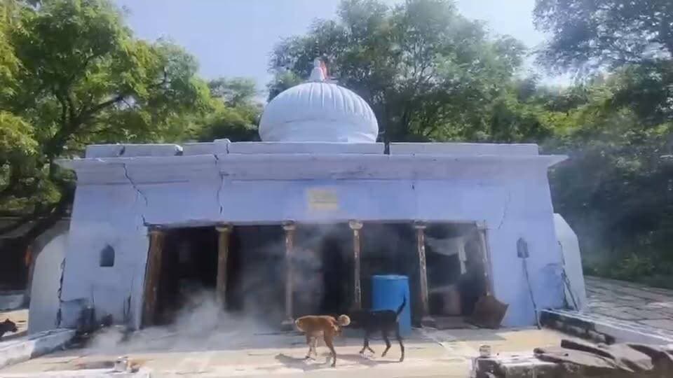 पाठा क्षेत्र के आस्था का प्रमुख केंद्र आनंदी माता धाम के कायाकल्प की उठी मांग
सड़क , पेयजल और विद्युत आपूर्ति हेतु श्रद्धालुओं ने उठाई आवाज
चित्रकूट के कई धार्मिक स्थलों का हुआ विकास लेकिन मानिकपुर के मरवरिया पहाड़ में स्थित आनंदी माता धाम की स्थिति जस की तस
मंदिर के मुख्य ढांचे में कई जगह दरार, गर्भगृह में भी दीवारो में आई दरार , सीढ़ियों की मरम्मत आवश्यक
उक्त स्थान को मैहर माता की बहन का प्राप्त है दर्जा
माता आनंदी की मूर्ति में माता रानी की साड़ी की छाप !
मानिकपुर क्षेत्र और आस पास के जिलों के लाखों श्रद्धालुओ के लिए कुलदेवी के तौर पर पूजित स्थान
आनंदी माता के दर्शन मात्र से प्राप्त होती है हर मनोकामना
चित्रकूट के प्राचीन देवी स्थलों में एक आनंदी माता धाम को धार्मिक पर्यटन की मुख्य धारा से जोड़ने की मांग
#Chitrakoot
#anandimata