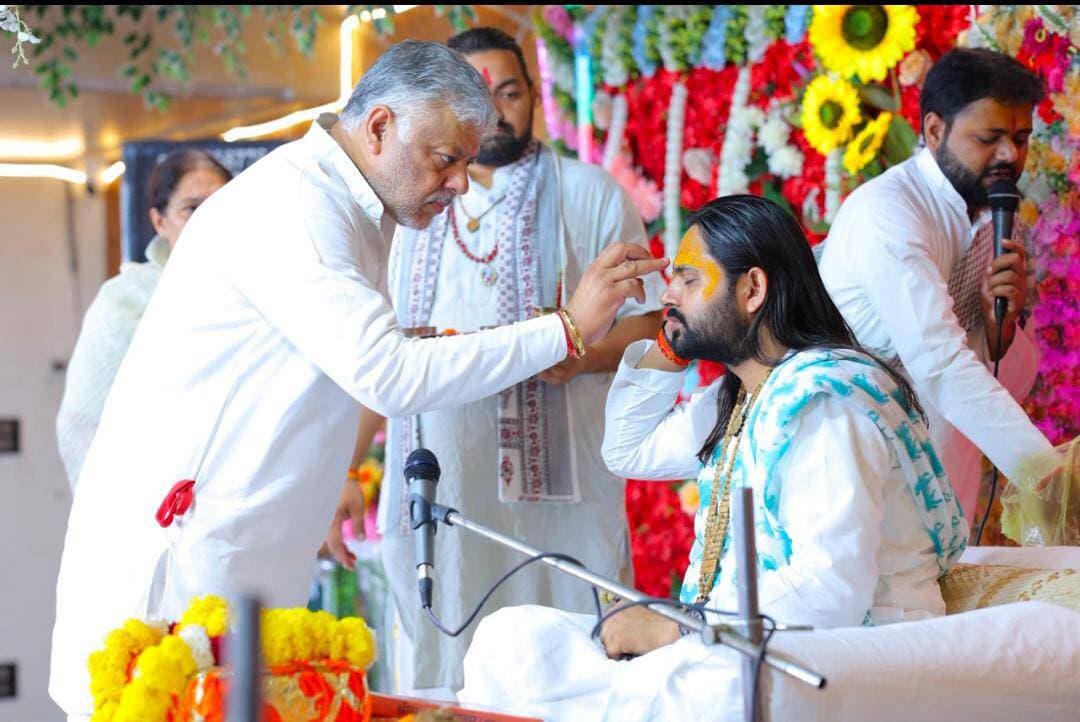 राम जन्मोत्सव के वर्णन से भक्तिमय हुआ श्रीराम कथा का तीसरा दिन
बाल लीलाओं और गुरु-शिष्य परंपरा के प्रसंगों से श्रद्धालुओं को मिली संस्कारों की प्रेरणा
भिवानी, 13 अक्टूबर। प्रभु श्रीराम का जन्म केवल अयोध्या में एक राजकुमार का अवतरण नहीं, बल्कि धर्म, मर्यादा, करुणा, त्याग और मानवता की स्थापना का दिव्य संदेश है। भगवान श्रीराम का जीवन प्रत्येक व्यक्ति को सत्य के मार्ग पर चलने, अपने कर्तव्यों का निष्ठापूर्वक निर्वहन करने और समाज में सद्भाव बनाए रखने की प्रेरणा देता है। यह विचार पूज्य संत श्री रामझूलन दास जी महाराज ने अखिल भारतीय श्री दादू सेवक समाज के तत्वावधान में स्थानीय राजश्री बैंक्वेट हॉल में आयोजित श्रीराम कथा के तीसरे दिन व्यक्त किए। कथा के दौरान प्रभु श्रीराम के जन्म, बाल लीलाओं तथा शिक्षा-दीक्षा के प्रसंगों का भावपूर्ण वर्णन किया गया, जिसे सुनकर श्रद्धालु भावविभोर हो उठे। राम जन्म के प्रसंग पर कथा स्थल जय श्रीराम के जयकारों से गूंज उठा और वातावरण भक्तिमय हो गया।
संत रामझूलन दास जी महाराज ने प्रभु श्रीराम के जन्म प्रसंग का वर्णन करते हुए कहा कि जब-जब धरती पर अधर्म बढ़ता है और मानवता अपने आदर्शों से भटकने लगती है, तब धर्म और सत्य की स्थापना का महत्व और अधिक बढ़ जाता है। भगवान श्रीराम का अवतरण धर्म की रक्षा, अधर्म के विनाश और मानव जीवन को आदर्श दिशा प्रदान करने के उद्देश्य से हुआ। उनका जीवन सिखाता है कि परिस्थितियां कितनी भी कठिन क्यों न हों, व्यक्ति को सत्य, न्याय और सदाचार का मार्ग नहीं छोड़ना चाहिए। मर्यादा पुरुषोत्तम श्रीराम ने अपने आचरण से यह सिद्ध किया कि वास्तविक महानता पद, प्रतिष्ठा या शक्ति में नहीं, बल्कि त्याग, विनम्रता, कर्तव्यनिष्ठा और दूसरों के प्रति संवेदनशीलता में निहित है।
कथा के दौरान संत श्री ने प्रभु श्रीराम के बाल्यकाल की मनोहारी लीलाओं का वर्णन करते हुए कहा कि भगवान का बाल स्वरूप वात्सल्य, प्रेम, सरलता और आनंद का प्रतीक है। बाल लीलाएं मनुष्य के अंतर्मन में भक्ति भाव जागृत करने के साथ जीवन में सहजता, निश्छलता और विनम्रता अपनाने की प्रेरणा देती हैं। प्रभु श्रीराम का अपने माता-पिता, भाइयों और परिवार के अन्य सदस्यों के प्रति प्रेम तथा सम्मान पारिवारिक संस्कारों की महत्ता को दर्शाता है।
महाराज श्री ने कहा कि परिवार बच्चों की पहली पाठशाला होता है। बच्चों के व्यक्तित्व निर्माण में माता-पिता के व्यवहार, पारिवारिक वातावरण और संस्कारों की महत्वपूर्ण भूमिका होती है। आज के समय में बच्चों को आधुनिक शिक्षा और तकनीकी ज्ञान प्रदान करने के साथ धार्मिक, नैतिक एवं सामाजिक मूल्यों से जोड़ना भी आवश्यक है। शिक्षा का उद्देश्य केवल रोजगार प्राप्त करना नहीं, बल्कि ऐसे जिम्मेदार नागरिक तैयार करना भी है, जो समाज और राष्ट्र के प्रति अपने दायित्वों को समझें तथा दूसरों के सुख-दुख में सहभागी बनें।
प्रभु श्रीराम की शिक्षा-दीक्षा के प्रसंग पर प्रकाश डालते हुए संत रामझूलन दास जी महाराज ने गुरु-शिष्य परंपरा की महत्ता बताई। उन्होंने कहा कि भारतीय संस्कृति में गुरु को सर्वोच्च स्थान दिया गया है, क्योंकि गुरु शिष्य को केवल ज्ञान ही नहीं देते, बल्कि उसके व्यक्तित्व का निर्माण कर उसे सही और गलत के बीच अंतर समझने की दृष्टि भी प्रदान करते हैं। गुरु का मार्गदर्शन जीवन में अनुशासन, धैर्य, विनम्रता और कर्तव्यनिष्ठा विकसित करने में सहायक होता है।
उन्होंने कहा कि प्रभु श्रीराम ने गुरुजनों के प्रति श्रद्धा, आज्ञाकारिता और अनुशासन का जो आदर्श प्रस्तुत किया, वह आज भी विद्यार्थियों के लिए प्रासंगिक है। विद्यार्थियों को चाहिए कि वे अपने शिक्षकों का सम्मान करें, ज्ञान प्राप्त करने के प्रति समर्पित रहें और अपने आचरण में अच्छे संस्कारों को स्थान दें। ज्ञान तभी सार्थक होता है, जब उसका उपयोग व्यक्ति के स्वयं के विकास के साथ समाज के कल्याण के लिए भी किया जाए।
संत श्री ने श्रद्धालुओं से आह्वान किया कि श्रीराम कथा को केवल धार्मिक आयोजन अथवा श्रवण तक सीमित न रखें, बल्कि इससे प्राप्त शिक्षाओं को अपने दैनिक जीवन में भी अपनाएं। माता-पिता का सम्मान, बड़ों के प्रति आदर, छोटों के प्रति स्नेह, जरूरतमंदों की सहायता, सत्य का पालन और समाज के प्रति अपने दायित्वों का निर्वहन ही प्रभु श्रीराम के आदर्शों को आत्मसात करने का वास्तविक मार्ग है।
उन्होंने कहा कि यदि प्रत्येक व्यक्ति अपने जीवन में मर्यादा, ईमानदारी, सेवा और सद्भाव को महत्व दे, तो परिवारों में प्रेम बढ़ेगा और समाज में सकारात्मक वातावरण का निर्माण होगा। प्रभु श्रीराम का जीवन हमें यह भी सिखाता है कि व्यक्तिगत हितों से ऊपर उठकर कर्तव्य और लोककल्याण को महत्व देना चाहिए। श्रीराम कथा के तीसरे दिन राम जन्म, बाल लीलाओं और शिक्षा-दीक्षा के प्रसंगों ने श्रद्धालुओं को भक्ति के साथ-साथ जीवनोपयोगी संस्कारों का संदेश दिया। कथा के दौरान श्रद्धालु भक्तिभाव से सराबोर दिखाई दिए। इस अवसर पर उपस्थित श्रद्धालुओं ने श्रीराम कथा का श्रवण कर धर्म, मर्यादा, सेवा और सदाचार के मार्ग पर चलने की प्रेरणा प्राप्त की।
इस मौके पर अखिल भारतीय श्री दादूसेवक समाज के अध्यक्ष अशोक बुवानीवाला, सुशील बवानी वाला, राधेश्याम बुवानी वाला, मीनू बवानी वाला, नंद किशोर अग्रवाल, प्रवीण गोयल,ओपी नन्दवानी,जवाहर मिताथलिया,दीवानचंद रहेजा,पार्षद विनोद प्रजापति,गजानन्द सरपंच,सजन एडवोकेट, ललित बुवानीवाला, जयप्रकाश मामुक़ा, सुरेश देवरालिया,प्रदीप पालमपुरिया,
सुनील शास्त्री, दीपक अग्रवाल तौला, केशरी शर्मा, महेश जुई वाले,प्रिया असीजा,धर्मेंद्र जिंदल,नवीन गुप्ता,धर्मेंद्र यादव,
एसके लेखा, आशीष अग्रवाल सहित अनेक श्रद्धालु एवं गणमान्य व्यक्ति उपस्थित रहे।