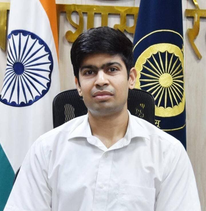 राशन डिपो के लिए ऑनलाइन आवेदन आमंत्रित, 10 नवंबर तक करें आवेदन - डीसी अभिषेक मीणा
*-महिलाओं को मिलेगा 33 प्रतिशत आरक्षण*
*रेवाड़ी, 13, अक्तूबर।*
हरियाणा सरकार द्वारा राज्य में सार्वजनिक वितरण प्रणाली को और अधिक सुदृढ़ बनाने तथा गरीब एवं पात्र परिवारों को सुगम तरीके से राशन उपलब्ध कराने के लिए ऐतिहासिक कदम उठाए जा रहे हैं। इसी कड़ी में प्रदेशभर में रिक्त राशन डिपो के लाइसेंस जारी करने के लिए ऑनलाइन आवेदन आमंत्रित किए गए हैं। इन दुकानों के आवंटन में महिलाओं के लिए 33 प्रतिशत आरक्षण का विशेष प्रावधान किया गया है, जिससे महिला सशक्तिकरण को बढ़ावा मिलेगा।
डीसी अभिषेक मीणा ने जानकारी देते हुए बताया कि इच्छुक एवं पात्र आवेदक हरियाणा अंत्योदय सरल पोर्टल https://saralharyana.gov.in के माध्यम से ऑनलाइन आवेदन कर सकते हैं। उन्होंने बताया कि आवेदन करने की अंतिम तिथि 10 नवंबर तक है। उन्होंने बताया कि इसका मुख्य उद्देश्य सार्वजनिक वितरण प्रणाली के अंतर्गत पात्र लाभार्थियों को आवश्यक खाद्यान्न की सुलभ उपलब्धता सुनिश्चित करना, युवाओं के लिए स्वरोजगार के नए अवसर सृजित करना तथा महिलाओं को आर्थिक रूप से सशक्त बनाना है। इसके साथ ही, ग्रामीण एवं दूरदराज के क्षेत्रों में रहने वाले परिवारों को राशन प्राप्त करने में आने वाली कठिनाइयों को दूर करना भी इस योजना का प्रमुख उद्देश्य है।
डीसी ने बताया कि आवेदन प्रक्रिया, पात्रता शर्तों और अन्य विस्तृत जानकारी के लिए खाद्य, नागरिक आपूर्ति एवं उपभोक्ता मामले विभाग, हरियाणा की आधिकारिक वेबसाइट https://haryanafood.gov.in पर उपलब्ध है। इस पर देख सकते हैं। उन्होंने जिले के सभी इच्छुक एवं पात्र आवेदकों, विशेषकर युवाओं और महिलाओं से अपील की है कि वे निर्धारित पात्रता शर्तों एवं दिशा-निर्देशों का भली-भांति अध्ययन करने के बाद अंतिम तिथि 10 नवंबर से पहले अपना आवेदन ऑनलाइन जमा करवाएं।
---------