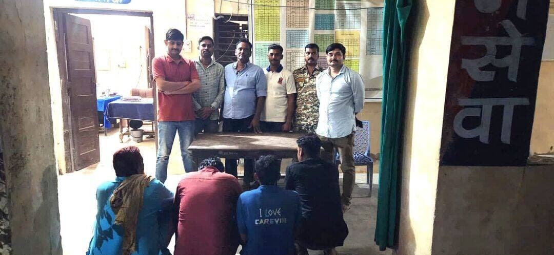 प्रेस नोट
जिला दतिया
*थाना इंदरगढ़ पुलिस ने जुआ खेलते 4 आरोपियों को गिरफ्तार किया, ₹12,800 नकद एवं ताश की गड्डी जब्त*
पुलिस अधीक्षक दतिया श्री मयूर खण्डेलवाल के निर्देशन, अतिरिक्त पुलिस अधीक्षक श्री मंजीत सिंह चावला के मार्गदर्शन एवं एसडीओपी सेवढ़ा श्रीमती दिव्या राजावत के पर्यवेक्षण में थाना इंदरगढ़ पुलिस द्वारा जुआ खेलने वालों के विरुद्ध कार्रवाई करते हुए 4 आरोपियों को गिरफ्तार किया गया। आरोपियों के कब्जे से ₹12,800 नकद एवं 52 पत्तों की एक ताश की गड्डी जब्त की गई।
घटना का विवरण:
दिनांक 12.10.2026 की दरम्यानी रात मुखबिर से प्राप्त सूचना पर थाना इंदरगढ़ पुलिस द्वारा डालमील रोड, इंदरगढ़ स्थित कैलाश सेन के मकान पर दबिश दी गई। कार्रवाई के दौरान हार-जीत का दांव लगाकर जुआ खेलते हुए चार आरोपियों को पकड़ा गया। पकड़े गए आरोपियों के नाम मुस्तकीम खान पिता हकीम खान, उम्र 60 वर्ष; अनिल परिहार पिता कोमल परिहार, उम्र 30 वर्ष; सफीक खान पिता अजीम खान, उम्र 30 वर्ष; एवं मुस्तकीम खान पिता मुस्ताक खान, उम्र 30 वर्ष, सभी निवासी इंदरगढ़, जिला दतिया हैं। आरोपियों के कब्जे से कुल ₹12,800 नकद एवं 52 पत्तों की एक ताश की गड्डी जब्त की गई। आरोपियों के विरुद्ध धारा 13 जुआ एक्ट के तहत अपराध पंजीबद्ध कर विवेचना में लिया गया है।
सराहनीय भूमिका:
उक्त कार्रवाई में थाना प्रभारी निरीक्षक गौरव शर्मा, प्रधान आरक्षक 313 राघवेंद्र गुर्जर, आरक्षक 268 प्रवीण परिहार, आरक्षक 764 भानुप्रताप दुबे, आरक्षक 112 योगेंद्र, आरक्षक 863 मंजेश त्यागी, आरक्षक 412 लक्ष्मेन्द्र चौहान, आरक्षक 470 केशव रजक एवं सैनिक 139 रामनिवास यादव की सराहनीय भूमिका रही।