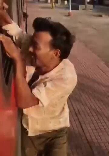चलती ट्रेन में मोबाइल छीनने की कोशिश पड़ी भारी, यात्री ने पकड़ा हाथ तो उड़ गए होश!
खिड़की से मोबाइल झपटने के दौरान चल पड़ी ट्रेन, हाथ छूटते ही नीचे गिरा युवक; वायरल वीडियो ने खड़े किए सुरक्षा से जुड़े सवाल
तलाश न्यूज | विशेष रिपोर्ट
वायरल वीडियो। चलती ट्रेन में यात्रियों का मोबाइल फोन छीनने की कोशिश कितनी खतरनाक साबित हो सकती है, इसका एक वीडियो सोशल मीडिया पर वायरल होने का दावा किया जा रहा है। वीडियो में कथित तौर पर एक व्यक्ति ट्रेन की खिड़की से हाथ डालकर यात्री का मोबाइल छीनने की कोशिश करता दिखाई देता है। इसी दौरान यात्री उसका हाथ पकड़ लेता है और मामला अचानक खतरनाक मोड़ ले लेता है।
यात्री ने पकड़ा हाथ, चल पड़ी ट्रेन
वायरल वीडियो के अनुसार, मोबाइल छीनने की कोशिश के दौरान यात्री ने खिड़की के अंदर से व्यक्ति का हाथ पकड़ लिया। इसी बीच ट्रेन आगे बढ़ने लगी। बताया जा रहा है कि ट्रेन के चलने के बाद वह व्यक्ति हाथ छोड़ने की गुहार लगाने लगा। कुछ देर बाद हाथ छूटने पर वह ट्रेन से नीचे गिर गया।
गनीमत रही, नहीं हुआ बड़ा हादसा!
बताया जा रहा है कि व्यक्ति पटरी पर गिरने के बजाय किनारे की ओर गिरा। यदि वह चलती ट्रेन के नीचे या पटरी पर गिरता, तो गंभीर हादसा हो सकता था। हालांकि, घटना के स्थान, समय और संबंधित व्यक्ति की स्थिति की स्वतंत्र पुष्टि नहीं हो सकी है।
मोबाइल की सुरक्षा के साथ जान की सुरक्षा भी जरूरी
चलती ट्रेन और रेलवे स्टेशन के आसपास मोबाइल छीनने जैसी घटनाएं यात्रियों के लिए चिंता का विषय हैं। यात्रियों को खिड़की के पास मोबाइल इस्तेमाल करते समय सतर्क रहना चाहिए। किसी संदिग्ध गतिविधि या चोरी की कोशिश की स्थिति में रेलवे पुलिस को सूचना देना उचित है।
संदेश साफ है—अपराध से दूर रहें और सतर्कता बरतें। मोबाइल से ज्यादा कीमती इंसान की जिंदगी है।
#तलाशन्यूज #रेलवे_सुरक्षा #मोबाइल_झपटमारी #वायरलवीडियो #सतर्कताबनीसुरक्षा