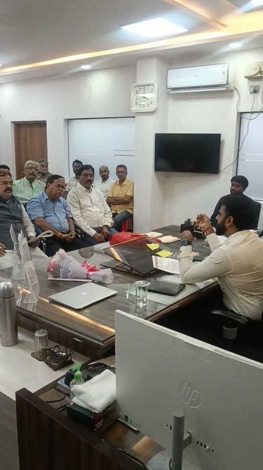 सतना विंध्य चैंबर ऑफ़ कॉमर्स एंड इंडस्ट्रीज का प्रतिनिधिमंडल नगर निगम कमिश्नर नागार्जुन बी एस गौड़ा से मिला