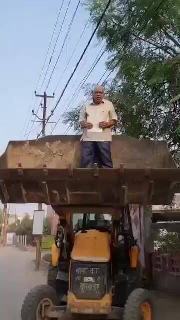 आगरा में मांगों को लेकर JCB पर चढ़ा व्यक्ति, मुख्यमंत्री को दिया ज्ञापन; वीडियो वायरल