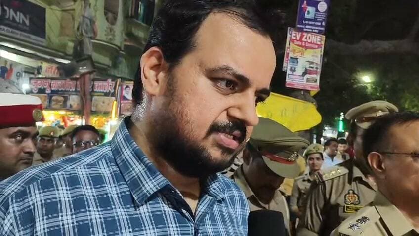 नवरात्रि तथा दशहरा त्यौहार के दृष्टिगत आज जिलाधिकारी अनुपम शुक्ला एवं पुलिस अधीक्षक विनय कुमार सिंह द्वारा मोहम्मदाबाद तहसील में रूट मार्च किया गया। यह रूट मार्च मोहम्मदाबाद तहसील से निकलकर युसूफ बाजार, फाटक, प्रिंस रोड, युसूफगंज से होते हुए नवापुरा रोड तक की गई।
इस दौरान जिलाधिकारी ने जनपदवासियों को नवरात्रि पर्व की शुभकामनाएं देते हुए त्यौहार को शांतिपूर्ण ढंग से मनाने की अपील भी की।