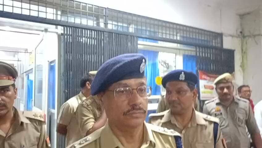 भांवरकोल में गोली कांड, दो युवकों को लगी गोली, पुरानी कहासुनी के बाद फायरिंग....
भांवरकोल (गाजीपुर)। भांवरकोल थाना क्षेत्र के जसदेवपुर के पास पर मंगलवार को गोली चलने की घटना में दो युवक घायल हो गए। दोनों को गोली लगने के बाद उपचार के लिए अस्पताल भेजा गया। घटना के बाद इलाके में हड़कंप मच गया।
मिली जानकारी के अनुसार, सुखडेहरा गांव के कुछ युवक क्रिकेट खेलकर लौट रहे थे। रास्ते में आरोपीयों से और दोनो युवकों से उनकी कहासुनी हो गई। बताया जा रहा है कि विवाद सुखडेहरा में हुआ था, जहां मारपीट के दौरान सिर पर चोट लगने के बाद पीड़ित पक्ष थाने में शिकायत देने जा रहा था। इसी दौरान जसदेवपुर के पास फिर विवाद हुआ और गोली चलने का आरोप है।
घायल युवकों की पहचान सुखडेहरा निवासी राघवेश सिंह यादव (35), पुत्र विजय शंकर सिंह यादव, और पंकज सिंह यादव (25), पुत्र राजमोहन यादव के रूप में हुई है। प्रारंभिक जानकारी के मुताबिक, राघवेश के पैर और कान में गोली लगी है, जबकि पंकज के सीने के दाहिने तरफ गोली लगने की बात सामने आई है।
भांवरकोल थाना प्रभारी राजीव कुमार पांडेय ने बताया कि दोनों घायलों को जिला अस्पताल भेज दिया गया है। इस मामले में सर्वेश राय उर्फ सिट्टू, पुत्र सर्वेश्वर नाथ राय, और आशुतोष उर्फ बिट्टू, पुत्र सर्वेश्वर नाथ राय, के नाम सामने आए हैं। घटना के कारणों और आरोपों की पुष्टि पुलिस जांच के बाद ही हो सकेगी। आगे कि विधिक कार्रवाई कि जा रही है।
#Bhawarkol #GhazipurNews #CrimeNews