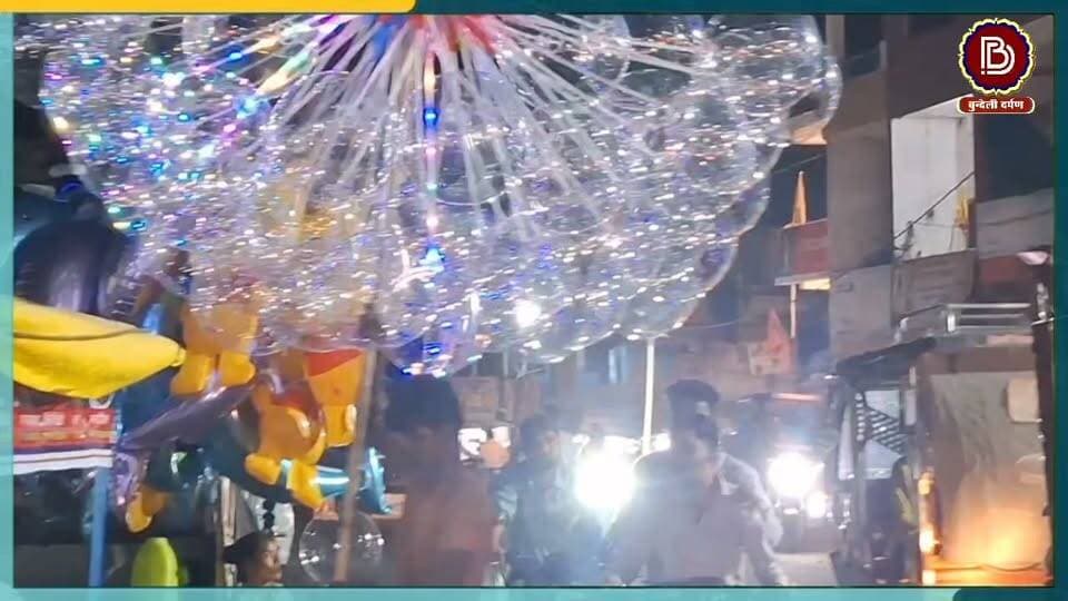 राजस्थान के फूलचंद और पूजा की अनोखी कहानी, तीन बच्चों के साथ ऑटो को बनाया चलता-फिरता घर, 8 महीने देशभर में घूमकर करते हैं खिलौनों का कारोबार—मेहनत, संघर्ष और साथ निभाने की ऐसी मिसाल, जो जिंदगी का असली मतलब सिखाती है।
चलते - चलते....