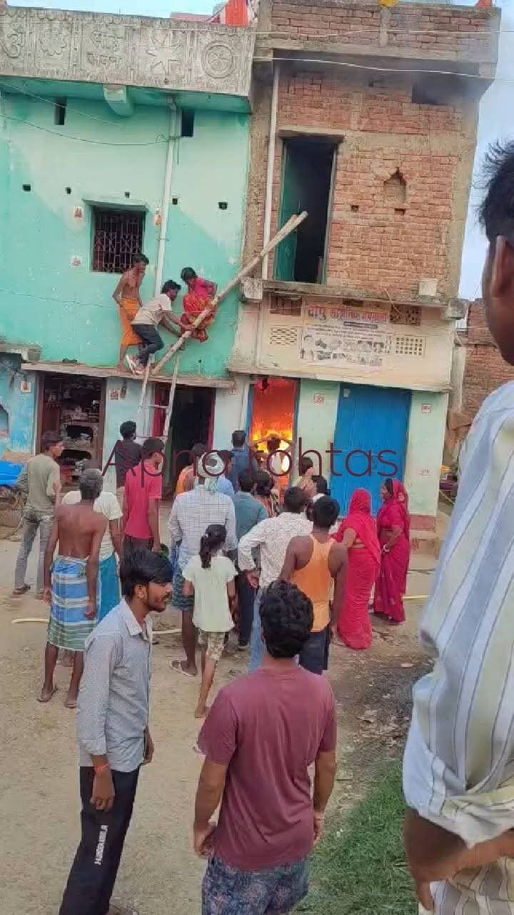 नौहट्टा के उल्ली गांव में गैस रिसाव से भीषण हादसा, बच्ची की मौत; चार लोग गंभीर
रोहतास जिले के नौहट्टा थाना क्षेत्र के उल्ली गांव में मंगलवार की देर शाम रसोई गैस रिसाव से घर में आग लग गई। हादसे में आठ वर्षीय बच्ची की मौत हो गई, जबकि लक्ष्मी प्रसाद (32), उनकी दो बहुएं और एक अन्य व्यक्ति गंभीर रूप से झुलस गए। सभी घायलों को अस्पताल में प्राथमिक उपचार के बाद रेफर कर दिया गया। लक्ष्मी प्रसाद की हालत नाजुक बताई जा रही है।
घटना के बाद इलाज में देरी के आरोप को लेकर ग्रामीणों ने अस्पताल में हंगामा और तोड़फोड़ की। सूचना पर पहुंची पुलिस ने स्थिति को नियंत्रित किया।
पूरी खबर पढ़ें और अपडेट के लिए जुड़े रहें।
#अपना_रोहतास #रोहतास #नौहट्टा #उल्ली_गांव #गैस_रिसाव #आग_लगने_की_घटना #बिहार_न्यूज #रोहतास_न्यूज #BreakingNews #BiharNews