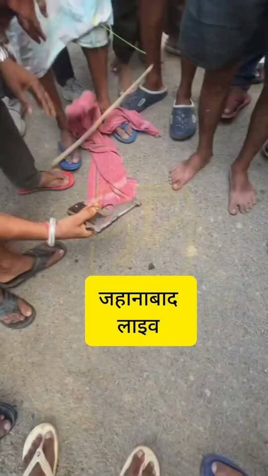 फाइनेंस कर्मी से लूट की वारदात को अंजाम देकर भाग रहा एक आरोपित ग्रामीणों के चंगुल में फंस गया। लोगों ने उसे पकड़ लिया, जिसके बाद घटनास्थल पर हंगामे की स्थिति बन गई। तलाशी के दौरान आरोपित के पास से पिस्तौल, लूट की रकम और मोबाइल फोन बरामद किए जाने की बात सामने आई है। आखिर किस तरह ग्रामीणों ने भाग रहे आरोपित को पकड़ा और मौके पर क्यों मचा हंगामा? देखिए घटना का पूरा वीडियो।
