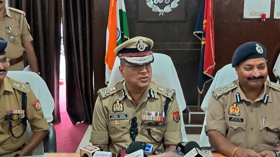 एडीजी जोन की दो टूक चेतावनी—अराजक तत्व अपनी हद में रहें, कानून व्यवस्था से खिलवाड़ करने वालों पर होगी कार्रवाई!
#मऊ #पुलिस #IG #खबरेंअभीतक #KhabareAbhiTak