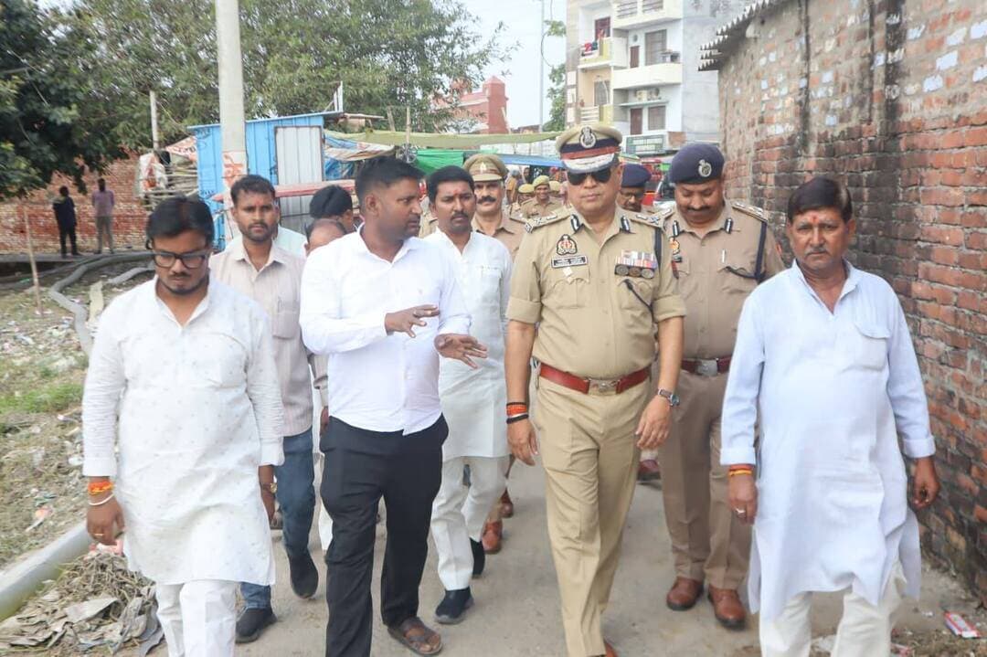 मऊ में दुर्गा पूजा और दशहरा को लेकर ADG नवीन अरोड़ा का निरीक्षण, सुरक्षा व्यवस्था पर दिए निर्देश
मऊ में दुर्गा पूजा और दशहरा पर्व को शांतिपूर्ण ढंग से संपन्न कराने के लिए पुलिस प्रशासन अलर्ट है। मंगलवार को अपर पुलिस महानिदेशक वाराणसी जोन नवीन अरोड़ा, पुलिस उपमहानिरीक्षक आजमगढ़ परिक्षेत्र सुनील कुमार सिंह और पुलिस अधीक्षक मऊ सर्वेश कुमार मिश्रा ने दुर्गा पूजा पंडालों, रामलीला और दशहरा कार्यक्रम स्थलों का निरीक्षण कर सुरक्षा व्यवस्था का जायजा लिया। इस दौरान अधिकारियों ने भीड़ प्रबंधन, यातायात व्यवस्था और श्रद्धालुओं की सुरक्षा से जुड़ी तैयारियों की समीक्षा की। संबंधित अधिकारियों को पूजा पंडालों और संवेदनशील स्थानों पर पर्याप्त पुलिस बल तैनात करने के निर्देश दिए गए। साथ ही आयोजकों से समन्वय बनाए रखने, अग्निशमन और आपातकालीन व्यवस्थाएं दुरुस्त रखने तथा पर्व के दौरान सतर्कता बरतने को कहा गया, ताकि सभी कार्यक्रम शांतिपूर्ण माहौल में संपन्न हो सकें।