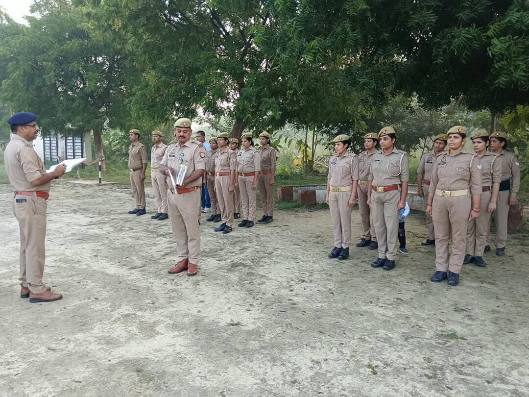 मऊ पुलिस लाइन में मंगलवार परेड के दौरान अपर पुलिस अधीक्षक अनूप कुमार ने परेड की सलामी ली