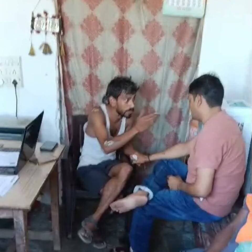 कोतवाली करनैलगंज के बालपुर से सामने आया हैरान करने वाला वीडियो, चाकू लेकर एक दुकान में घुसा युवक लोगों ने पकड़ा, पकड़े गए युवक का नाम बताया जा रहा अभिषेक ओझा, दुकान मालिक का जानलेवा हमले का आरोप, सत्येंद्र शुक्ला की हरसिंहपुर में पड़ती दुकान, सोशल मीडिया पर वायरल हुआ वीडियो, वीडियो में अभिषेक के जिस हाथ में चाकू उसे पकड़े हैं सत्येंद्र, सूचना पर पहुंची पुलिस अभिषेक को साथ ले गई, कोतवाली करनैलगंज के बालपुर चौकी का मामला
