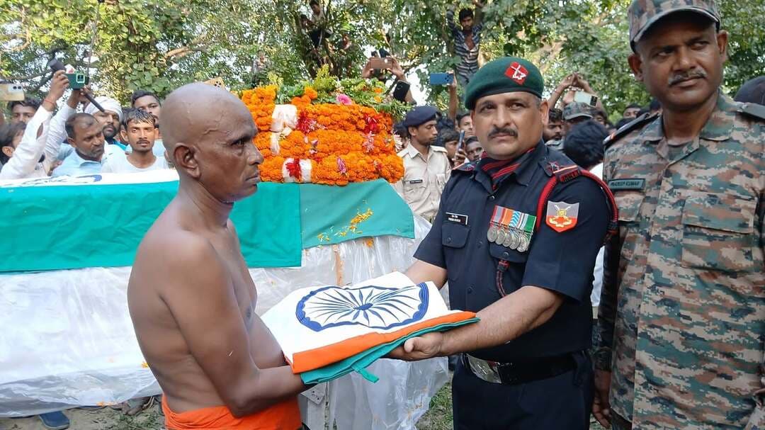 देश की रक्षा करते हुए बेटा हुआ शहीद लिपट कर आया तिरंगे में पिता को उसी तिरंगा को सौंप दिया गया.. नमन है ऐसे वीर सपूत को..
गया जिला बांके बाजार जामुआरा खुर्द 'गया चौधरी' के बेटा शहीद आर्मी जवान सुभाष कुमार चौधरी अमर रहें 🙏 #bdbiharjharkhand