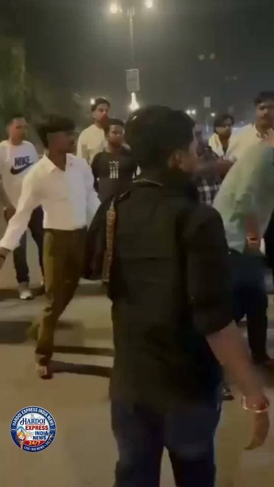 झांसी: मेडिकल कॉलेज रोड पर गाड़ी टकराने के विवाद में लात-घूंसों और बेल्टों से ताबड़तोड़ पिटाई, वीडियो वायरल
झांसी। उत्तर प्रदेश के झांसी जिले से एक सनसनीखेज मामला सामने आया है, जहां मेडिकल कॉलेज रोड पर गाड़ी टकराने के विवाद को लेकर जमकर हंगामा हुआ। मामूली बात पर शुरू हुआ विवाद इतना बढ़ा कि सड़क पर ही लात-घूंसों और बेल्टों से ताबड़तोड़ पिटाई की गई।
सड़क के बीचों-बीच हुई मारपीट
प्राप्त जानकारी के अनुसार, झांसी के मेडिकल कॉलेज रोड पर दो गाड़ियों के बीच टक्कर या मामूली कहासुनी के बाद कुछ लोगों के बीच तीखी झड़प हो गई। देखते ही देखते विवाद ने हिंसक रूप ले लिया और वहां मौजूद कुछ लोग सड़क पर ही एक व्यक्ति पर पिल पड़े। इस दौरान बेल्टों और लात-घूंसों से बेरहमी से पिटाई का यह पूरा घटनाक्रम वहां से गुजर रहे किसी व्यक्ति ने अपने कैमरे में कैद कर लिया।
सोशल मीडिया पर वीडियो वायरल और कार्रवाई की मांग
यह वीडियो सोशल मीडिया पर तेजी से वायरल हो रहा है, जिसे लेकर स्थानीय लोगों में भारी आक्रोश देखा जा रहा है। वीडियो सामने आने के बाद प्रशासन और पुलिस से यह मांग की जा रही है कि जिस प्रकार इन लोगों ने बीच सड़क पर मारपीट की है, उनके खिलाफ सख्त से सख्त कानूनी कार्रवाई की जाए। इस मामले में पुलिस प्रशासन की ओर से आगे की जांच और कार्रवाई की प्रक्रिया शुरू की जानी है।