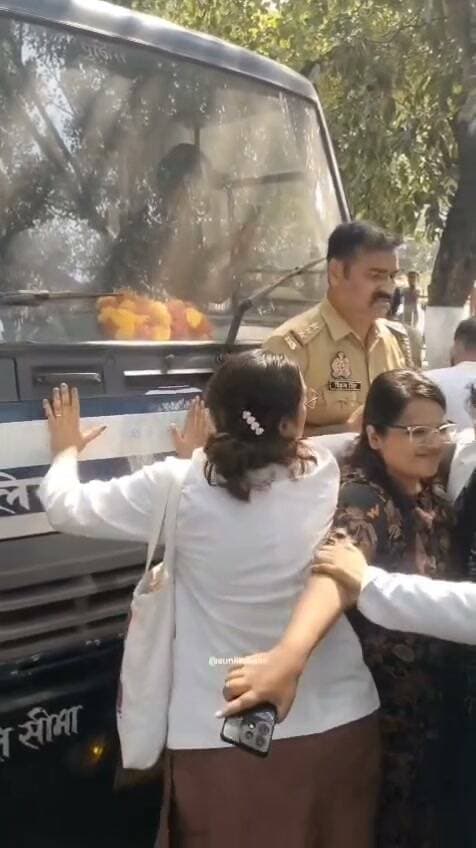 लखनऊ: जीपीओ के सामने बॉण्डेड डॉक्टरों का विरोध प्रदर्शन, पुलिस गाड़ी के आगे खड़ी हुईं महिला डॉक्टर
लखनऊ। राजधानी लखनऊ में एक अलग नजारा देखने को मिला, जहां बॉण्डेड डॉक्टरों द्वारा जीपीओ के सामने जोरदार विरोध प्रदर्शन किया गया। प्रदर्शन के दौरान कुछ महिला डॉक्टर अचानक पुलिस की गाड़ी के आगे आकर खड़ी हो गईं और गाड़ी को रोकने की कोशिश की। इस पूरी घटना और प्रदर्शन का एक वीडियो सोशल मीडिया पर तेजी से वायरल हो रहा है।
