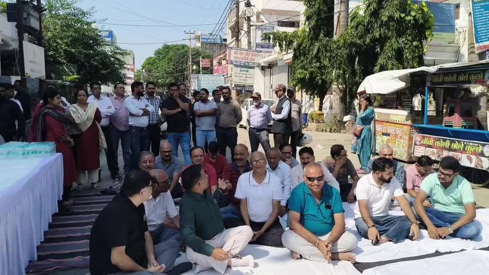 सिविल लाइंस की डॉक्टर कॉलोनी में बदहाल सड़कों और खराब बिजली व्यवस्था के खिलाफ सांकेतिक धरना।
#CivilLines #DoctorColony #सिविललाइंस #डॉक्टरकॉलोनी #बदहालसड़कें #बिजलीसमस्या #सांकेतिकधरना #जनसमस्या #स्थानीयसमाचार #जनताकीआवाज #उत्तराखंडसमाचार