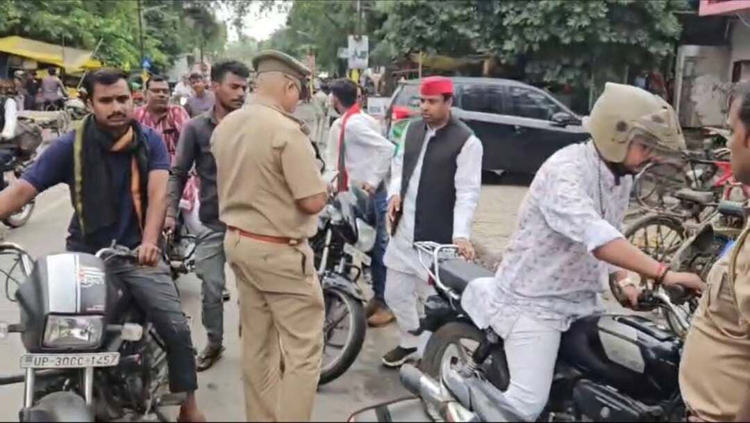 सपा नेता के घर और दुकान पर पुलिस का कड़ा पहरा
-छिपते-छिपाते निकले तो रास्ते में रोका
- पुलिस के घेरे में कलेक्ट्रेट पहुँचे सपा नेता
हरदोई। समाजवादी पार्टी के ज्ञापन कार्यक्रम को लेकर आज सुबह से ही हरदोई में भारी सियासी ड्रामा और तनावपूर्ण माहौल देखने को मिला। सपा के वरिष्ठ नेता रामज्ञान गुप्ता के आवास से लेकर उनकी दुकान तक पुलिस का बेहद सख्त पहरा लगा दिया गया। इस कड़ी घेरेबंदी के बावजूद सपा नेता छिपते-छिपाते अपने समर्थकों के साथ बाहर निकलने में कामयाब हो गए, लेकिन रास्ते में राधा नगर चौकी इंचार्ज ने उन्हें दोबारा घेर लिया।
सपा नेता रामज्ञान गुप्ता जब अपने कार्यकर्ताओं के साथ निर्वाचन आयोग के खिलाफ ज्ञापन देने जा रहे थे, तभी बिलग्राम चुंगी के पास राधानगर चौकी इंचार्ज ने उन्हें रास्ते में ही रोक लिया। इस दौरान पुलिस और समाजवादियों के बीच काफी देर तक तीखी नोकझोंक और लंबी बातचीत हुई। अंत में पुलिस ने अपनी रणनीतिक मुस्तैदी दिखाते हुए सपा नेता राम ज्ञान गुप्ता को अपने सुरक्षा घेरे में ले लिया। पूरी तरह से पुलिस के घेरे में घिरे हुए सपा नेता रामज्ञान गुप्ता और अन्य समाजवादी कलेक्ट्रेट की ओर बढ़े और पुलिस प्रशासन उन्हें अंबेडकर पार्क तक अपने साथ लेकर गई।
पुलिस के कड़े घेरे में खड़े सपा नेता रामज्ञान गुप्ता ने इस कार्रवाई पर तीखा आक्रोश व्यक्त करते हुए कहा कि विपक्ष की आवाज को दबाने के लिए पुलिस बल का दुरुपयोग किया जा रहा है। उन्होंने सरकार पर सीधा हमला बोलते हुए कहा, "पुलिस द्वारा समाजवादियों को इस तरह कड़े घेरे में रखना, प्रताड़ित करना और उनके लोकतांत्रिक अधिकारों का हनन करना इस बात का साफ प्रमाण है कि भाजपा सरकार अंदर से डरी हुई है
साल 2027 के आगामी चुनाव में उत्तर प्रदेश से इनकी विदाई तय है
इस हाई-प्रोफाइल ड्रामे के बाद कलेक्ट्रेट और अंबेडकर पार्क के आस-पास भारी पुलिस बल तैनात रहा।
इस मौके पर विकास त्रिपाठी, शुभम गुप्ता,गिरीश गुप्ता, सोनू गुप्ता परसपुर, धर्मेंद्र यादव दीपू, राहुल यादव, सोनू गुप्ता, बृजेश यादव, आकाश गुप्ता, सौरव तिवारी, सत्यम यादव, नितिन यादव, केशव अवस्थी, देवेंद्र, मोहित यादव, लालू वर्मा, श्याम गुप्ता, सत्यवान त्रिपाठी, मनोज कुशवाहा, रामदत्त गुप्ता, अनुज गुप्ता आदि लोग मौजूद रहे।