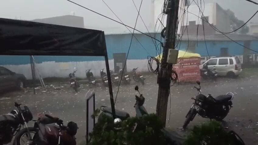 हरिद्वार में एक बार फिर कुदरत का कहर! आसमान से गिरे ओले, दिन में ही दिखा रात जैसा नजारा।