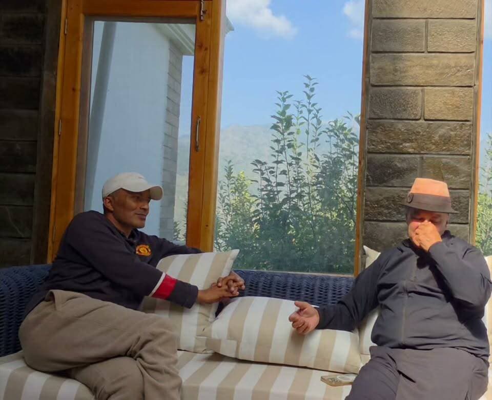 🍎 राम लाल चौहान जी से खास बातचीत | क्या बैंक से मिलने वाला लोन बागवानों के लिए वरदान है या कर्ज़ का जाल?
क्या बैंक से लोन लेकर बागवानी करना सच में फायदे का सौदा है, या फिर किसान धीरे-धीरे कर्ज़ के ऐसे जाल में फँस रहे हैं, जिससे बाहर निकलना मुश्किल हो जाता है?
इस खास बातचीत में राम लाल चौहान जी के साथ समझने की कोशिश करेंगे कि बैंक लोन की वास्तविकता क्या है, बागवानों को लोन लेते समय किन बातों का ध्यान रखना चाहिए और क्या बागवानी से होने वाली आमदनी लोन की किस्तें चुकाने के लिए पर्याप्त है?
क्या बैंक का लोन बागवानों की तरक्की का रास्ता है या भविष्य की आर्थिक चुनौती?
देखिए पूरी खास बातचीत — The Orchard Bloom पर।
🍎 The Orchard Bloom — बागवानी की सच्चाई, बागवानों की आवाज़।