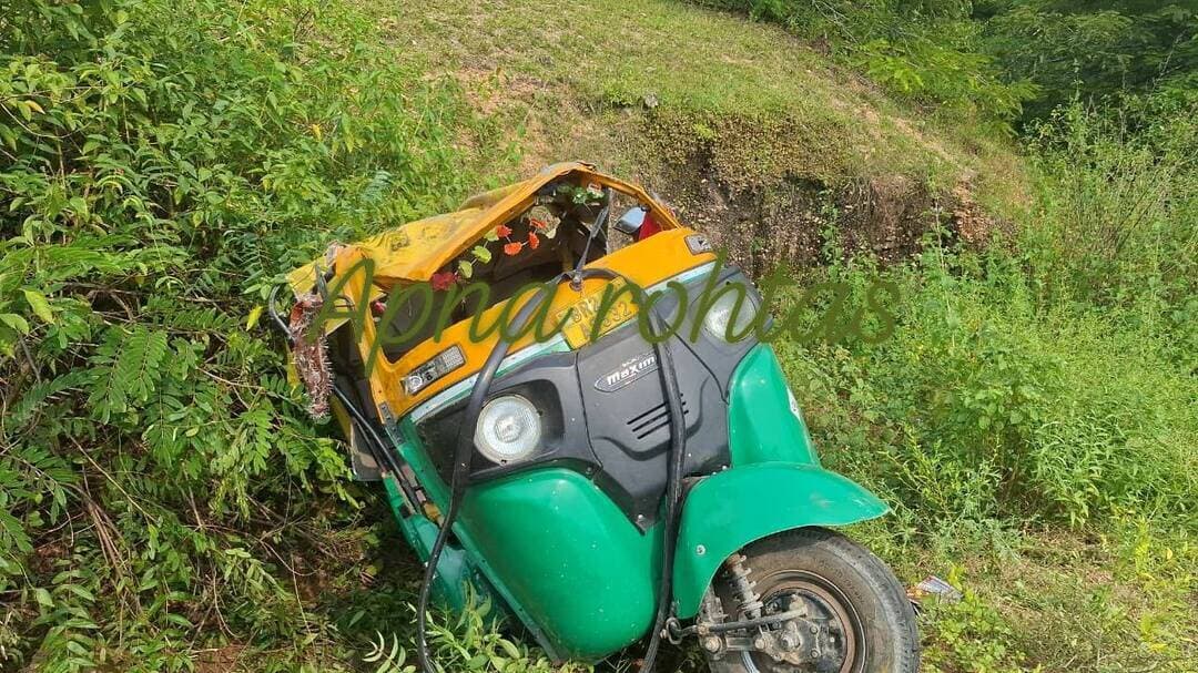 टेंपो की टक्कर से घायल अधेड़ की इलाज के दौरान मौत
रोहतास थाना क्षेत्र के रामको शहीद के समीप रोहतास-रेहल पथ पर मंगलवार को अनियंत्रित टेंपो की टक्कर से 50 वर्षीय मेघन राम गंभीर रूप से घायल हो गए। वह शिवपुर उचैला निवासी थे।
हादसे के बाद सड़क किनारे घायल अवस्था में पड़े मेघन राम पर रेहल की ओर से आ रही बस के चालक की नजर पड़ी। चालक ने उन्हें पहचानकर घर के पास पहुंचाया। परिजन प्राथमिक स्वास्थ्य केंद्र ले गए, जहां से गंभीर स्थिति में सदर अस्पताल सासाराम रेफर किया गया। अस्पताल ले जाने के दौरान रास्ते में ही उनकी मौत हो गई।
थानाध्यक्ष ललन कुमार ने बताया कि शव को पोस्टमार्टम के लिए भेज दिया गया है। दुर्घटनाग्रस्त टेंपो को जब्त कर लिया गया है। चालक घटना के बाद फरार है, जिसकी पहचान की जा रही है। घटना के बाद परिजनों का रो-रोकर बुरा हाल है।
#रोहतास #रोहतास_न्यूज #नौहट्टा #सड़क_हादसा #टेंपो_हादसा #दुर्घटना #मेघन_राम #शिवपुर #उचैला #सासाराम #बिहार_न्यूज #अपना_रोहतास