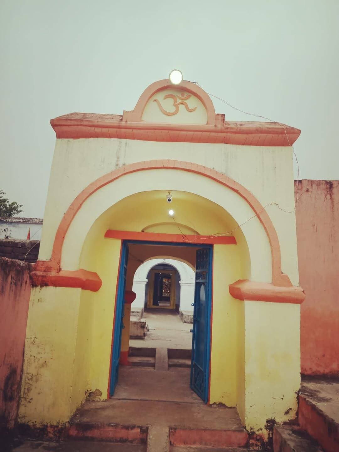 समहुता ठाकुरवाड़ी से चांदी की मुकुट चोरी।
रोहतास थाना क्षेत्र के समहुता स्थित रामजानकी ठाकुरबाड़ी से अज्ञात चोरों के द्वारा मंदिर में स्थापित भगवान राम,लक्ष्मण और माता जानकी सहित अन्य देवी देवताओं की प्रतिमा से मुकुट चोरी का मामला प्रकाश में आया है जिसको लेकर मंदिर के महंत रामलखन दास ने रोहतास थाने में आवेदन कर अज्ञात लोगो के खिलाफ प्राथमिकी दर्ज कराई ।जिसमें उन्होंने चोरी हुई मुकुट की अनुमानित मूल्य अढ़ाई लाख रूपये के आसपास बताई है।रोहतास थाना अध्यक्ष ललन कुमार ने बताया कि प्राथमिकी दर्ज कर मामले की जांच की जा रही है