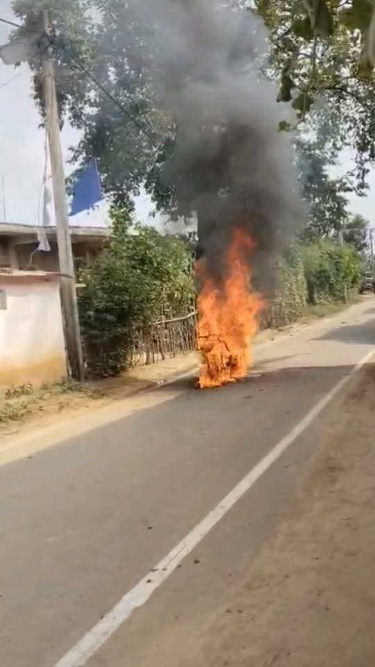 चलती इलेक्ट्रिक स्कूटी में लगी आग, चालक बाल-बाल बचा
नौहट्टा प्रखंड के चुटिया थाना क्षेत्र के तिलोखर गांव के समीप नौहट्टा-यदुनाथपुर मुख्य पथ पर चलती इलेक्ट्रिक स्कूटी में अचानक आग लग गई। तिलोखर निवासी अमरजीत कुमार स्कूटी से नौहट्टा की ओर से घर लौट रहे थे। गांव के पास पहुंचते ही स्कूटी से धुआं निकलने लगा।
अमरजीत ने तुरंत स्कूटी रोककर नीचे उतरकर अपनी जान बचाई। उनके उतरते ही स्कूटी धधक उठी। सड़क पर आग लगने से कुछ देर के लिए अफरा-तफरी का माहौल बन गया। ग्रामीणों ने आग बुझाने का प्रयास किया, लेकिन स्कूटी पूरी तरह जलकर राख हो गई।
घटना में करीब 50 हजार रुपये के नुकसान की बात बताई गई है।
#नौहट्टा #चुटिया #तिलोखर #इलेक्ट्रिकस्कूटी #स्कूटीमेंआग #आगलगी #रोहतास #Rohtas #Nauhatta #अपनारोहतास