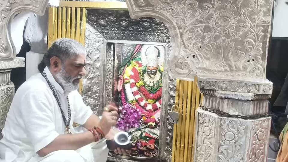 नवरात्रि के आज चतुर्थ दिवस मां शारदा देवी के दिव्य दर्शन एवं महा आरती मां शारदा मंदिर के प्रधान पुजारी पवन पांडे दाऊ सरकार द्वारा किया गया ।