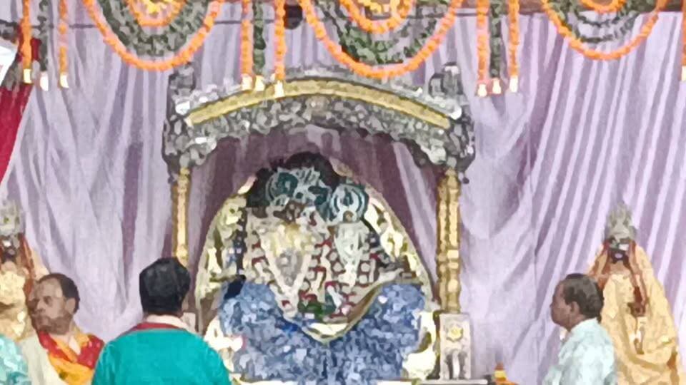 चतुर्थ नवरात्र पर बरसाना धाम से श्रीजी राधे रानी के श्रृंगार आरतियों के दिव्य दर्शनआज जो भी भक्त इस दिव्य श्रृंगार आरतियों का दर्शन करता है, उसे माँ कूष्माण्डा का सृजन-आशीर्वाद और लाडली जू की प्रेम-भक्ति दोनों एक साथ प्राप्त होते हैं।