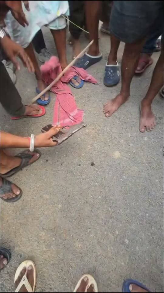 फाइनेंस कर्मी से लूट की वारदात को अंजाम देकर भाग रहा एक आरोपित ग्रामीणों के चंगुल में फंस गया। लोगों ने उसे पकड़ लिया, जिसके बाद घटनास्थल पर हंगामे की स्थिति बन गई। तलाशी के दौरान आरोपित के पास से पिस्तौल, लूट की रकम और मोबाइल फोन बरामद किए जाने की बात सामने आई है। आखिर किस तरह ग्रामीणों ने भाग रहे आरोपित को पकड़ा और मौके पर क्यों मचा हंगामा? देखिए घटना का पूरा वीडियो।