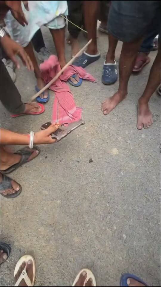फाइनेंस कर्मी से लूट की वारदात को अंजाम देकर भाग रहा एक आरोपित ग्रामीणों के चंगुल में फंस गया। लोगों ने उसे पकड़ लिया, जिसके बाद घटनास्थल पर हंगामे की स्थिति बन गई। तलाशी के दौरान आरोपित के पास से पिस्तौल, लूट की रकम और मोबाइल फोन बरामद किए जाने की बात सामने आई है। आखिर किस तरह ग्रामीणों ने भाग रहे आरोपित को पकड़ा और मौके पर क्यों मचा हंगामा? देखिए घटना का पूरा वीडियो।